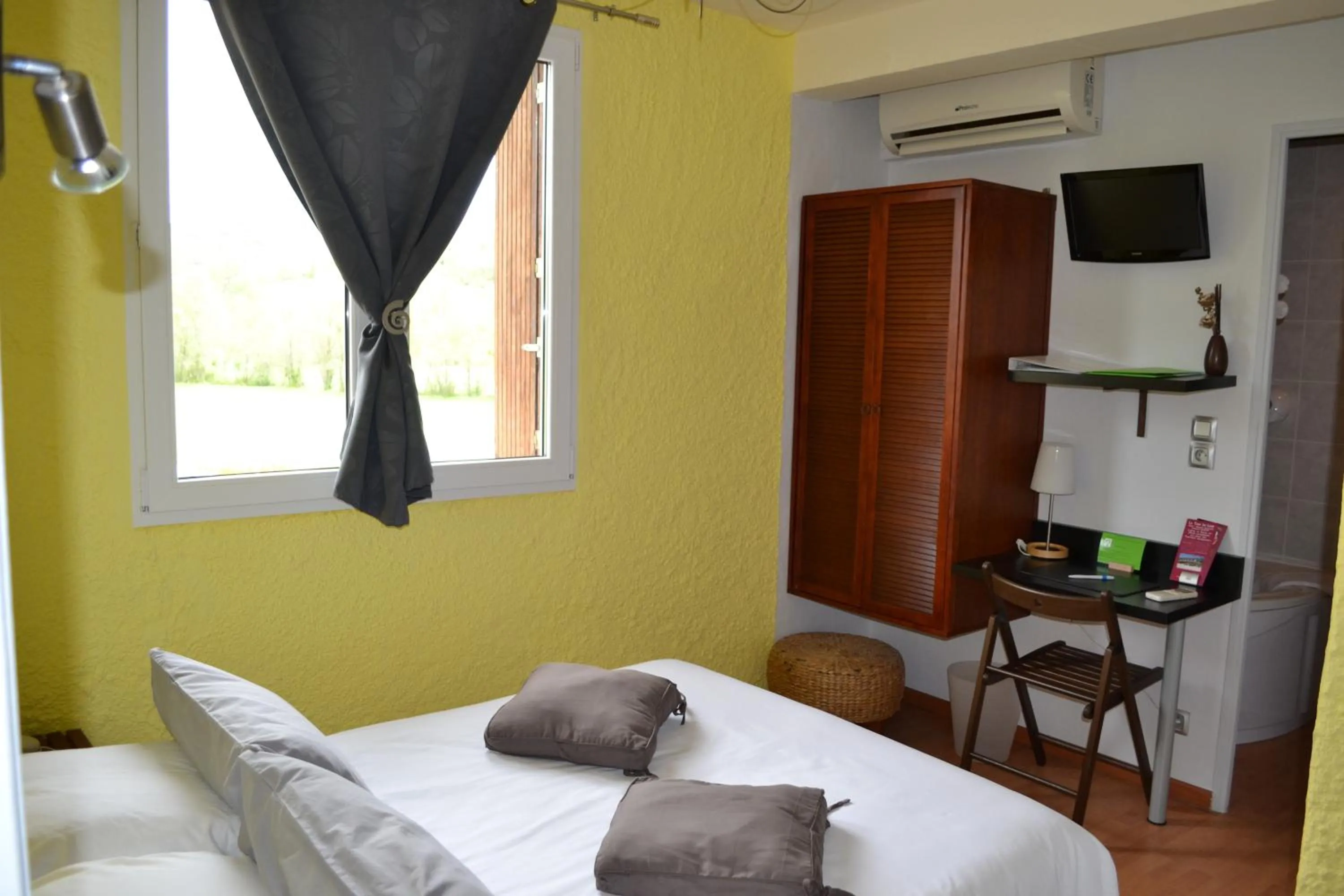 Photo of the whole room, TV/Entertainment Center in La Tour du Loup