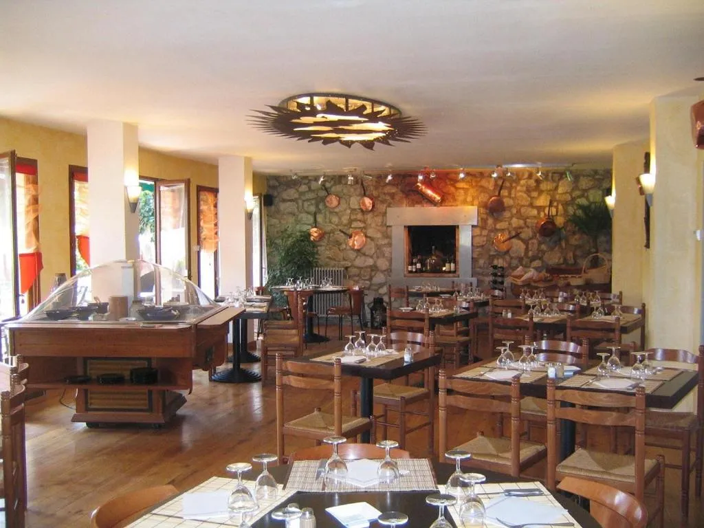 Restaurant/Places to Eat in La Tour du Loup