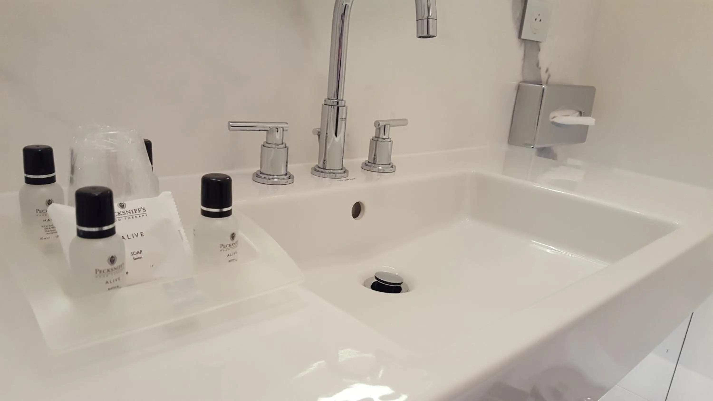 Photo of the whole room in Holiday Inn Paris - Gare de Lyon Bastille by IHG