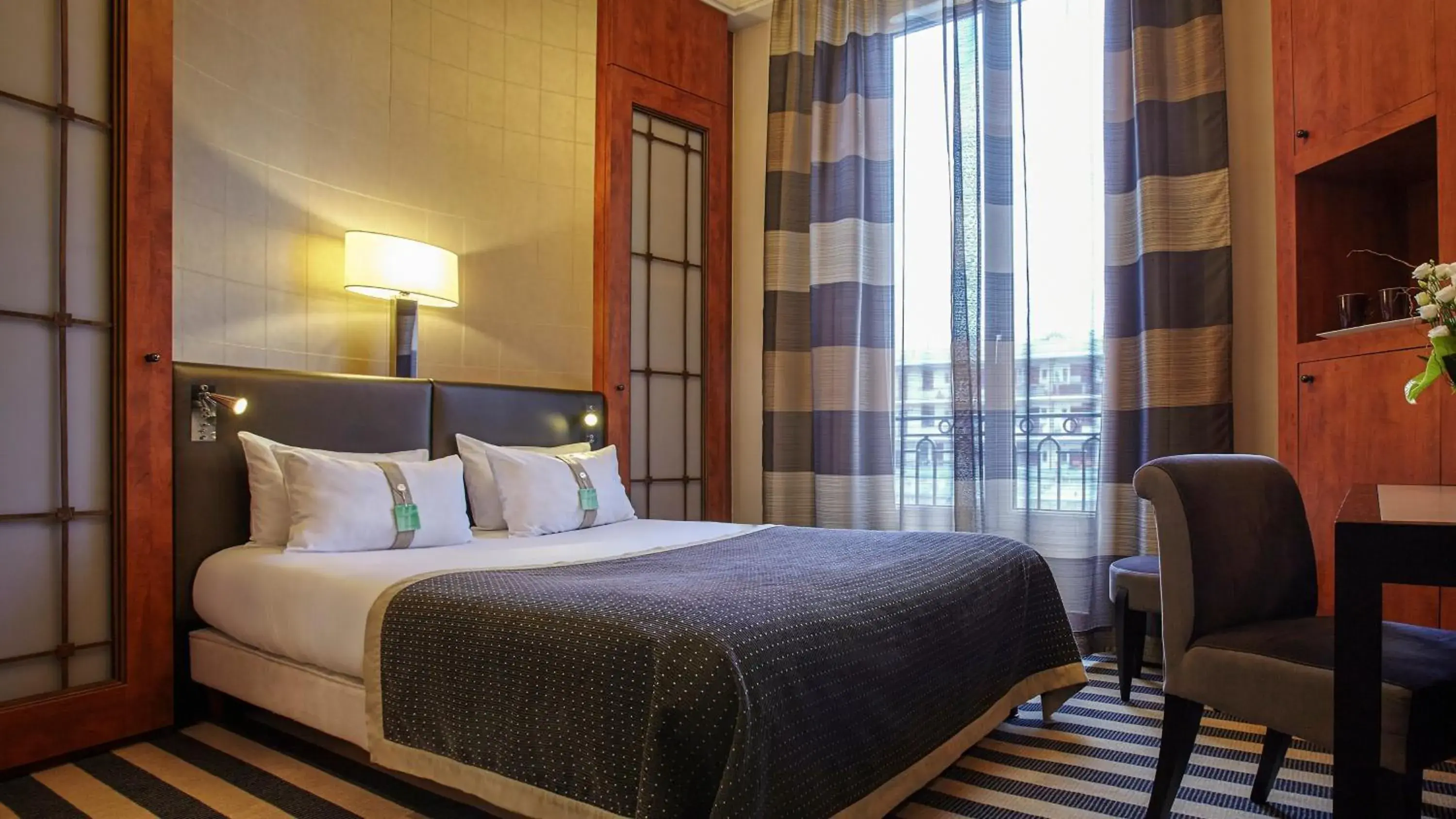 Photo of the whole room, Bed in Holiday Inn Paris - Gare de Lyon Bastille by IHG Photo of the whole room, Bed in Holiday Inn Paris - Gare de Lyon Bastille by IHG