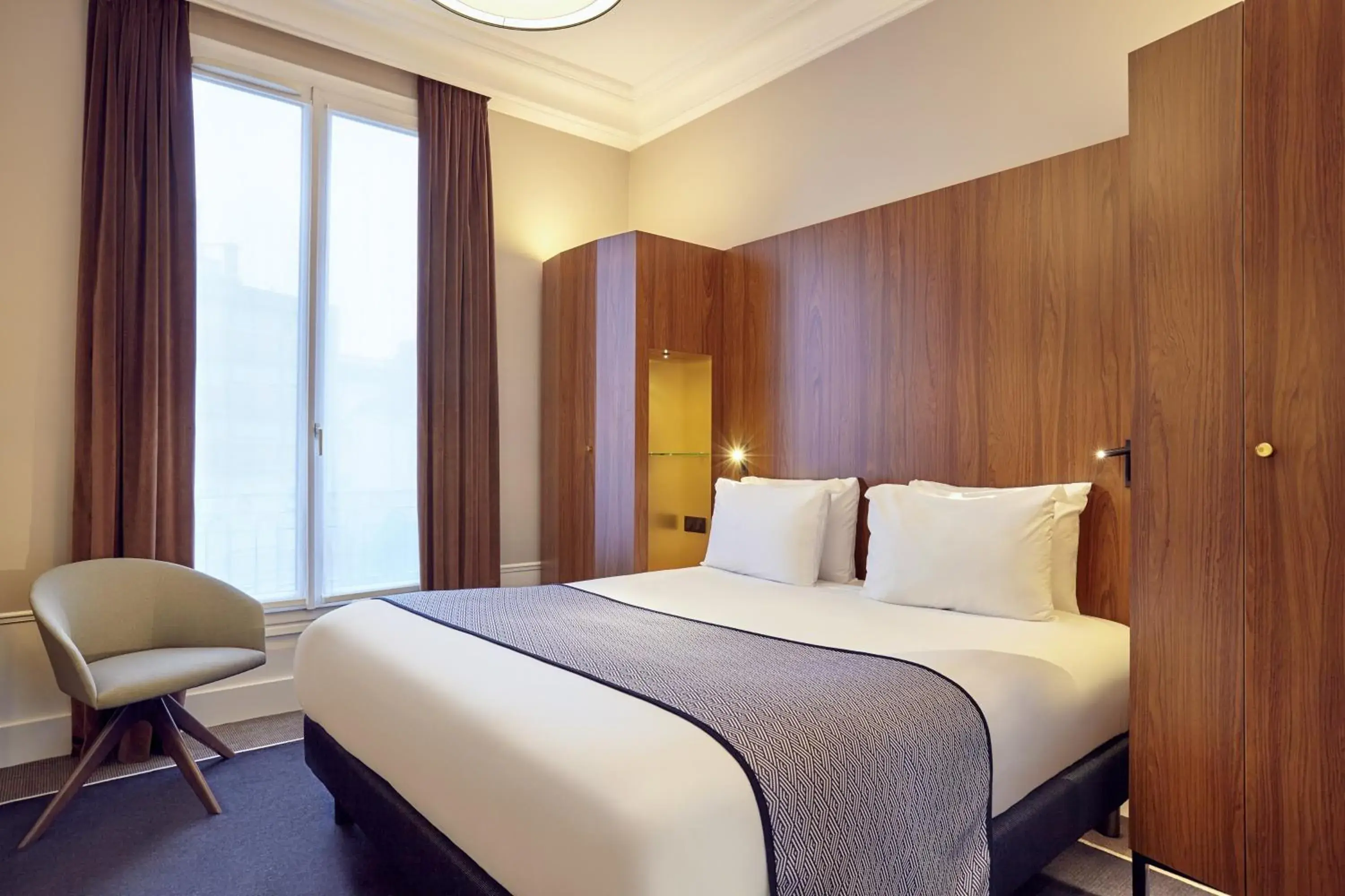 Photo of the whole room, Bed in Holiday Inn Paris - Gare de Lyon Bastille by IHG Photo of the whole room, Bed in Holiday Inn Paris - Gare de Lyon Bastille by IHG