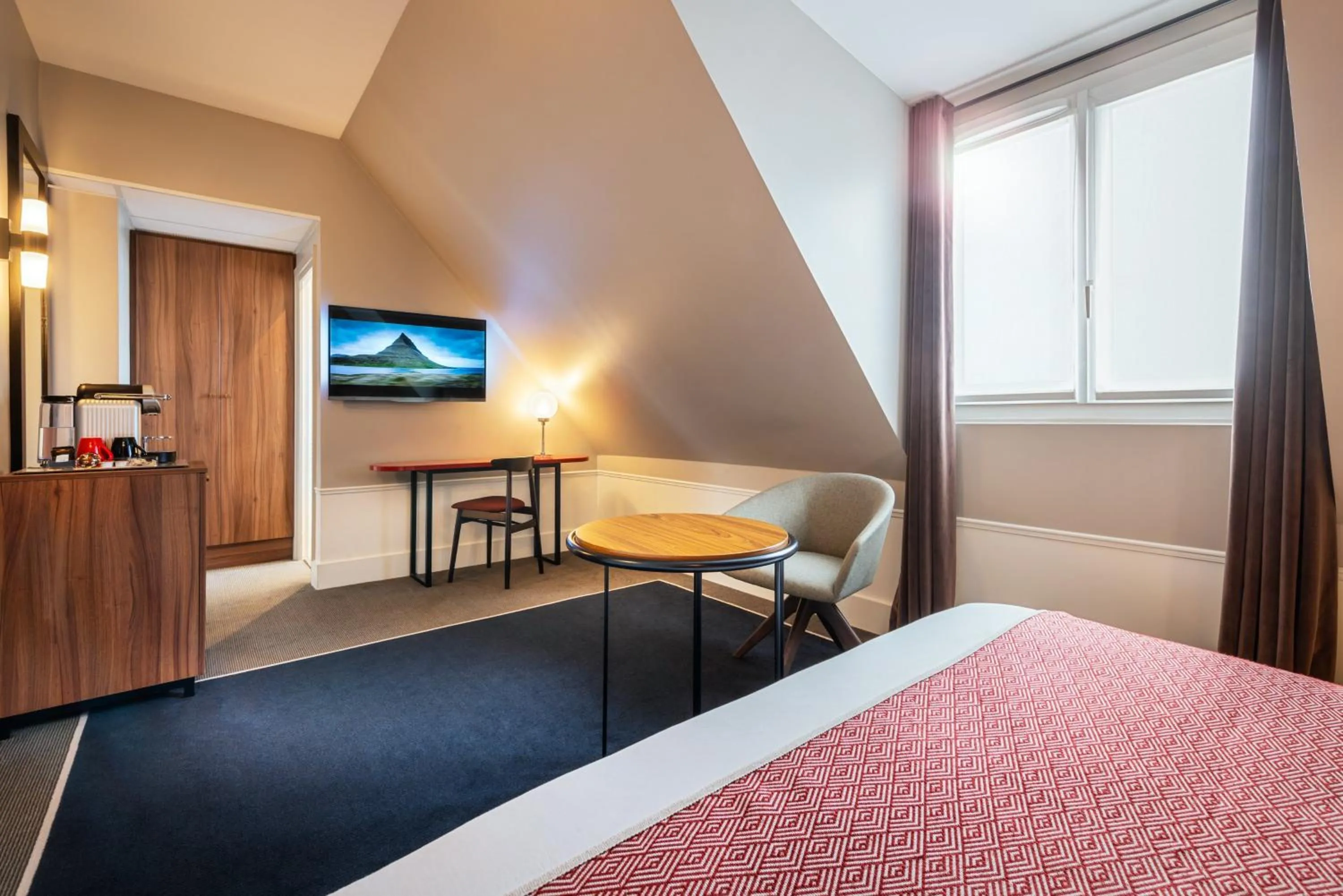 Photo of the whole room, Bed in Holiday Inn Paris - Gare de Lyon Bastille by IHG