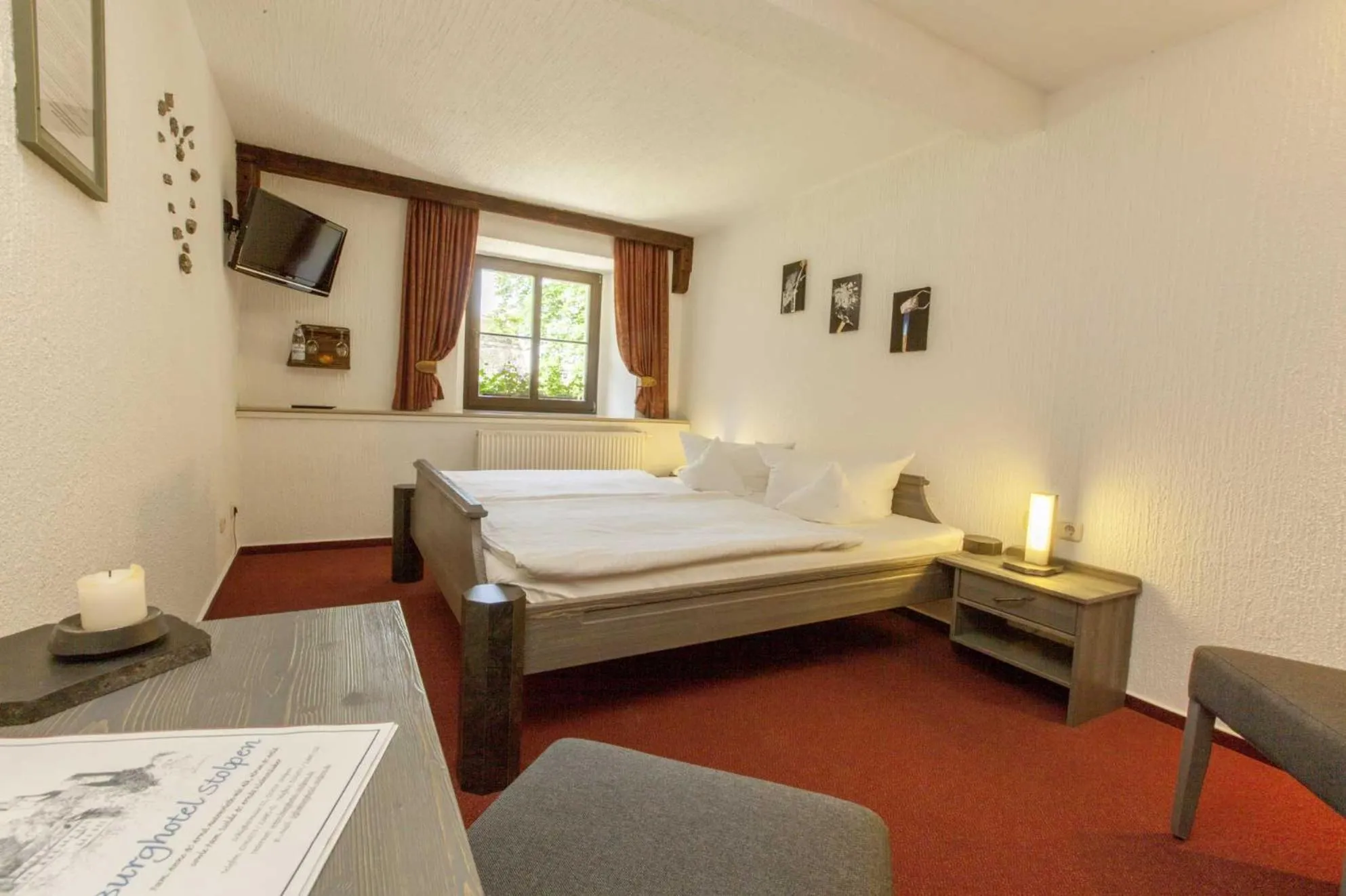 Photo of the whole room, Bed in Burghotel Stolpen