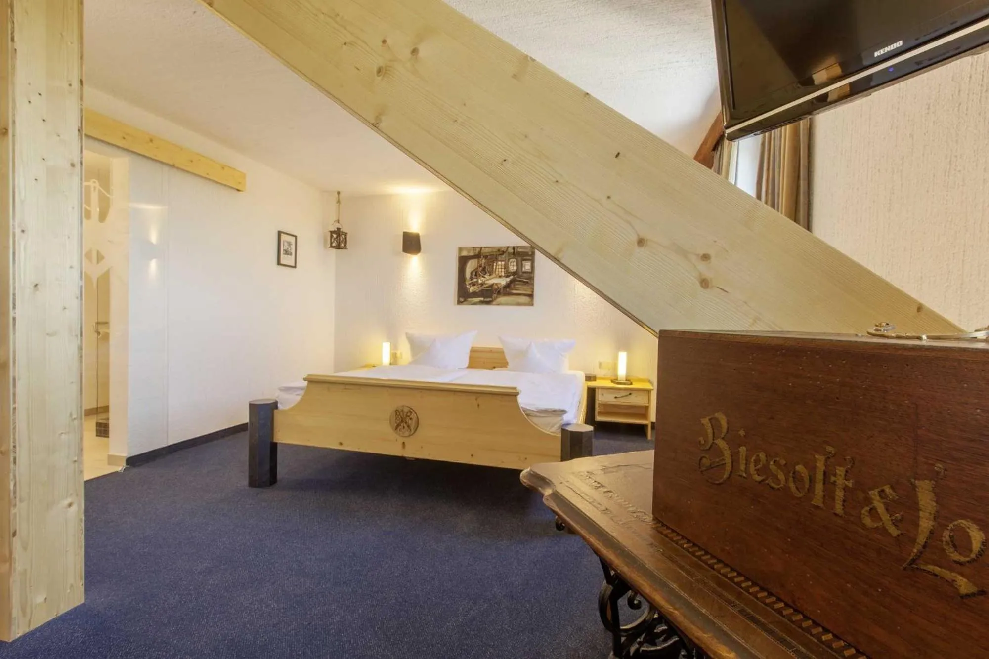 Photo of the whole room, Bed in Burghotel Stolpen