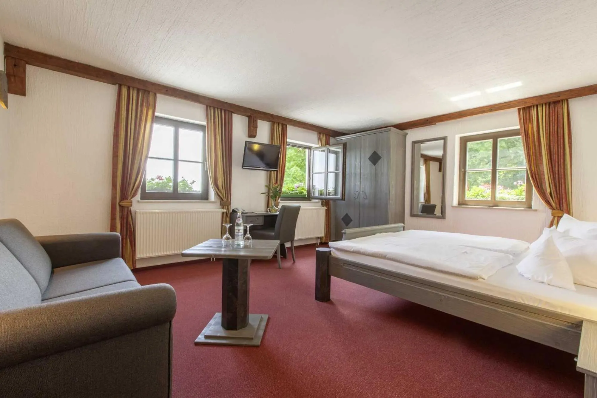Photo of the whole room, Bed in Burghotel Stolpen