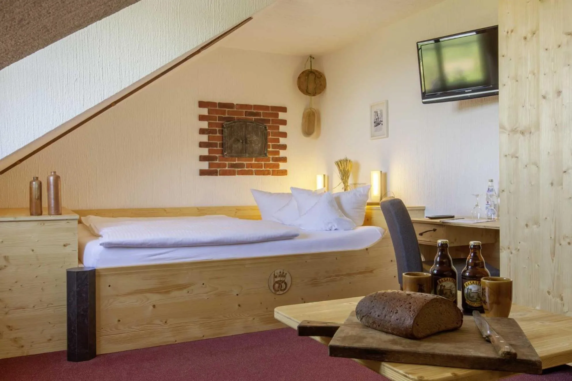 Photo of the whole room, Bed in Burghotel Stolpen