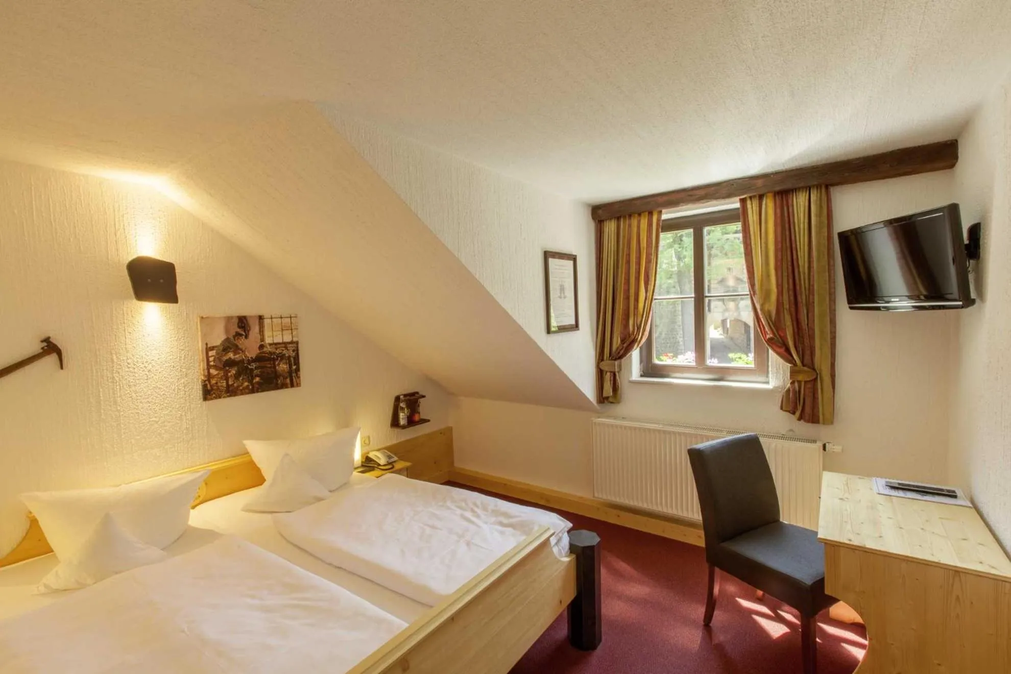 Photo of the whole room, Bed in Burghotel Stolpen