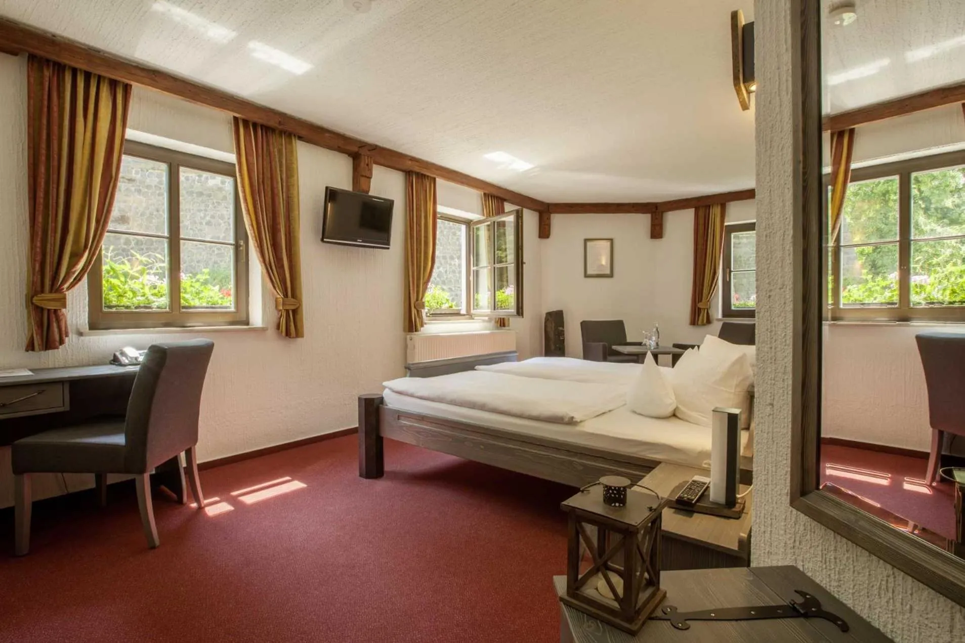 Photo of the whole room, Bed in Burghotel Stolpen