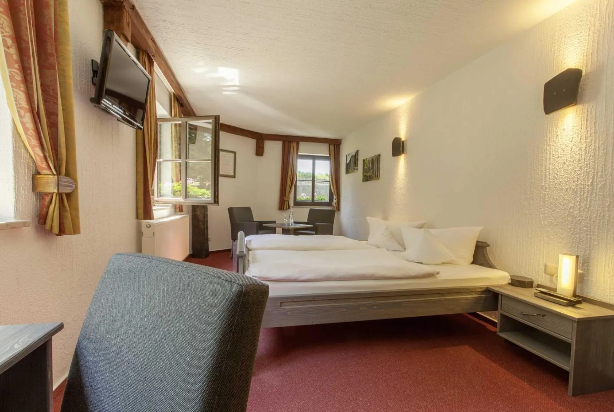 Photo of the whole room, Bed in Burghotel Stolpen