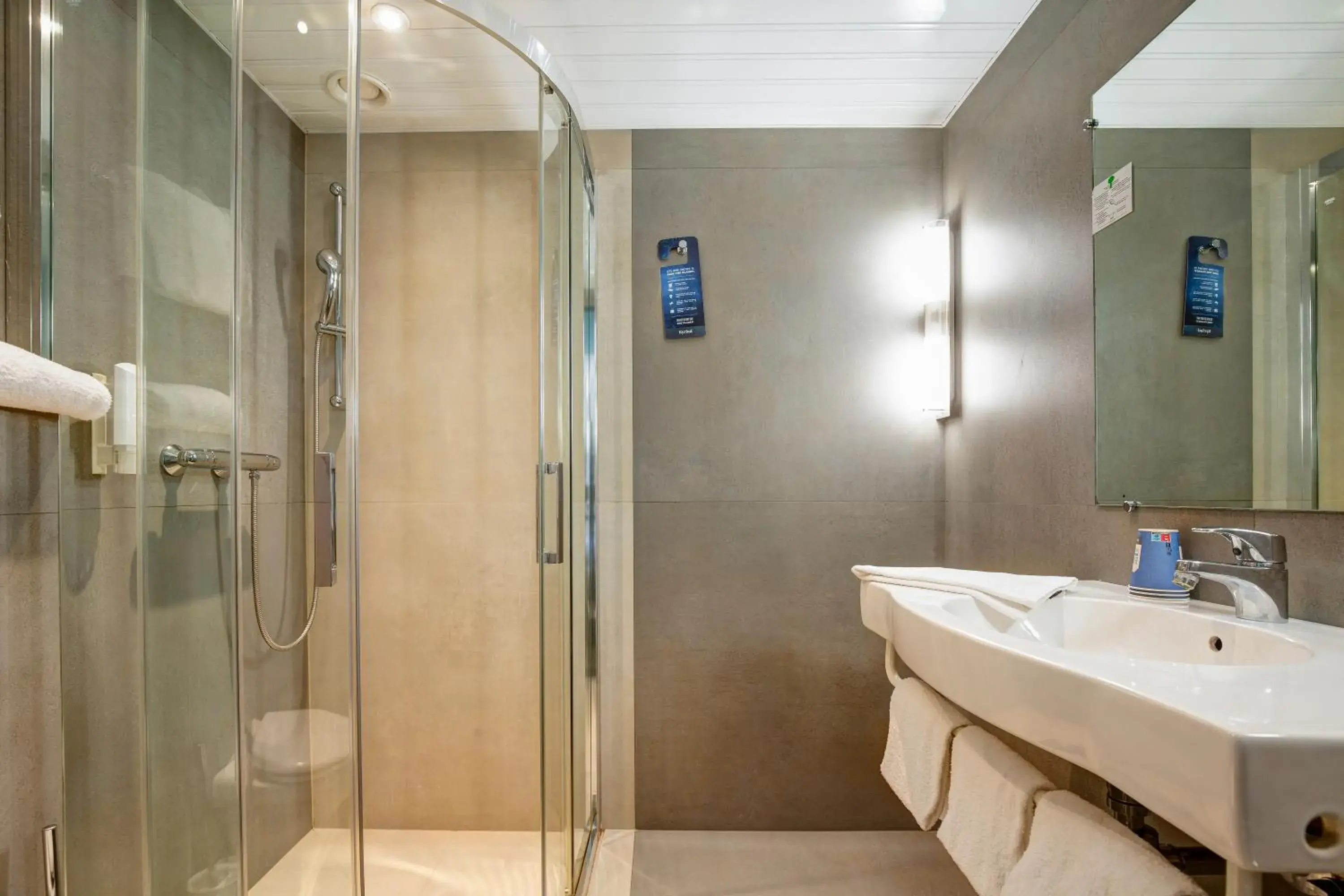 Shower in Kyriad Montbeliard Sochaux Shower in Kyriad Montbeliard Sochaux