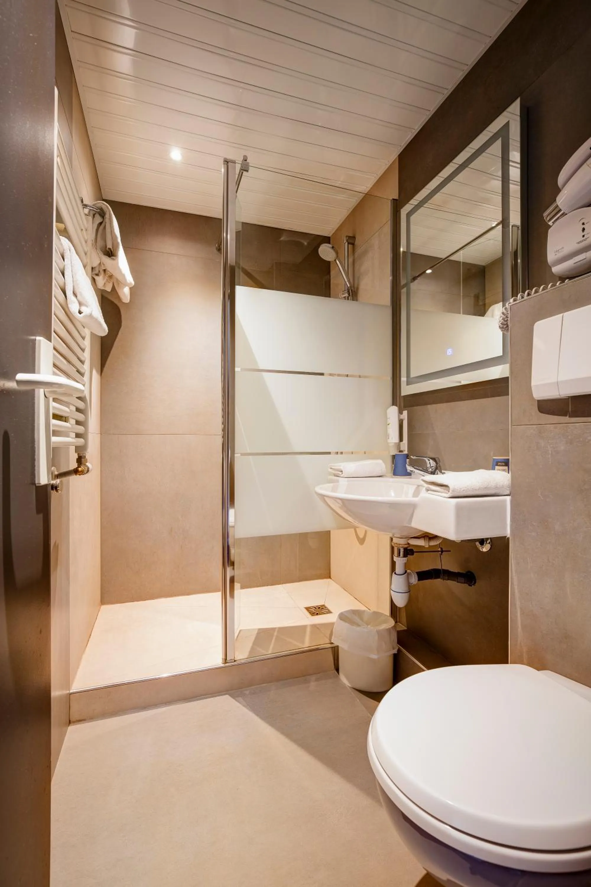 Shower in Kyriad Montbeliard Sochaux