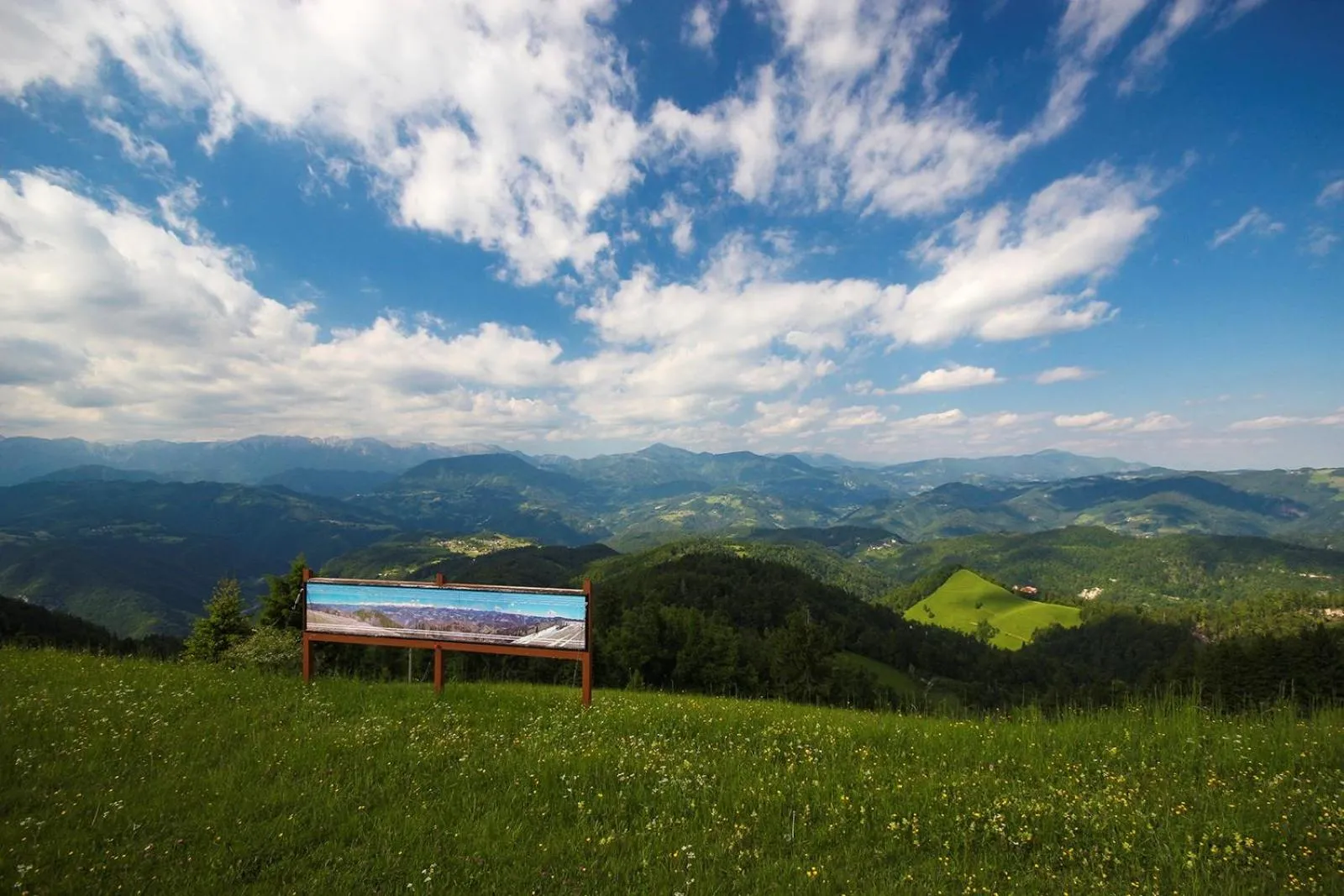 Hiking in House On The Hill (Hiška Na Griču)