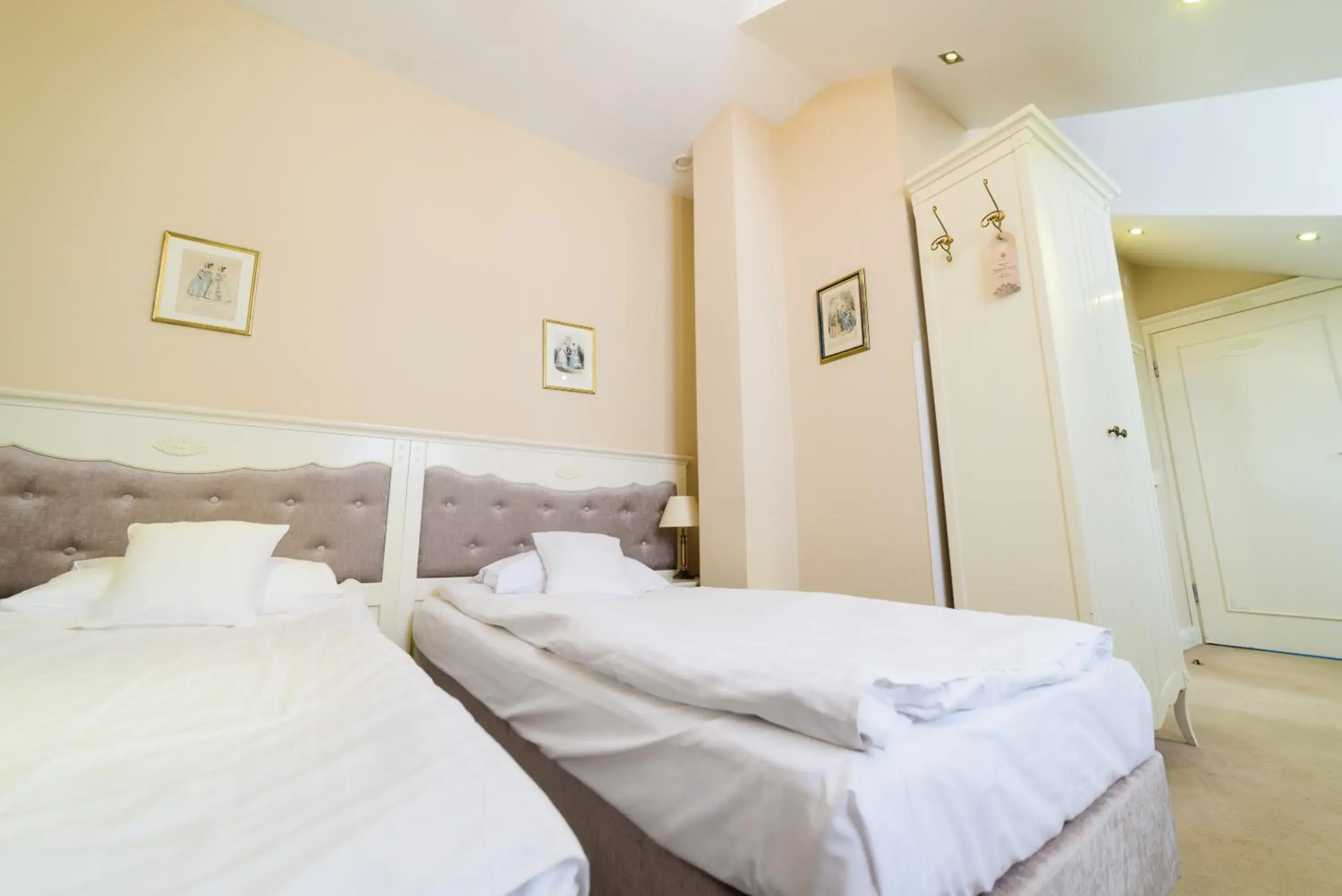 Standard Twin Room in Ambasadorski Residence Standard Twin Room in Ambasadorski Residence