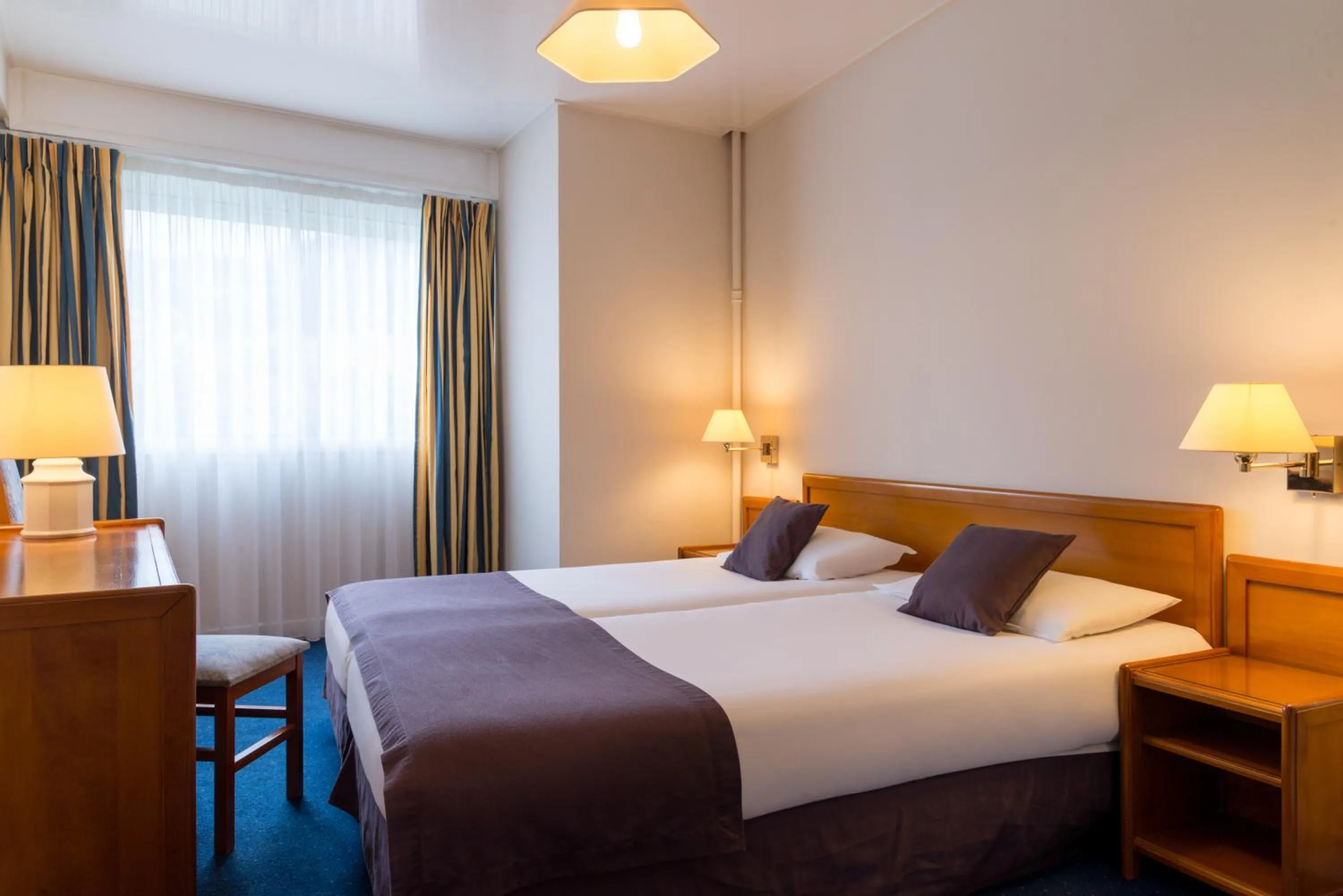 Bed in Hôtel Frisia, Beaulieu-sur-Mer