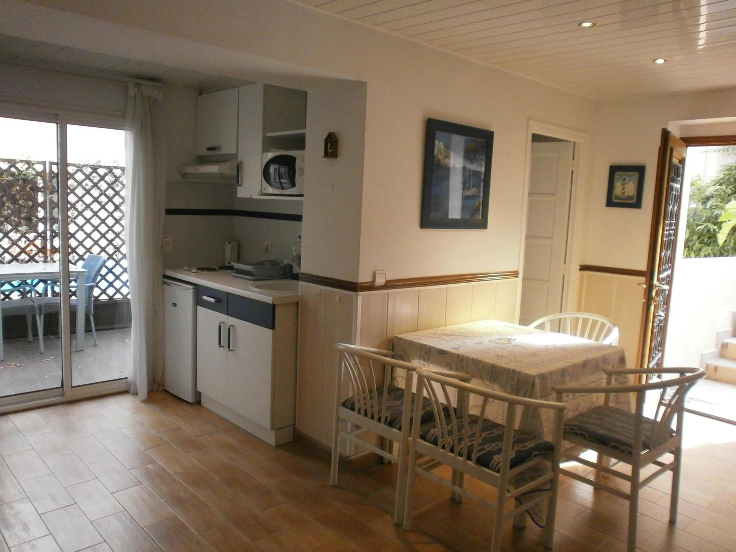 Kitchen or kitchenette in Hôtel Frisia, Beaulieu-sur-Mer