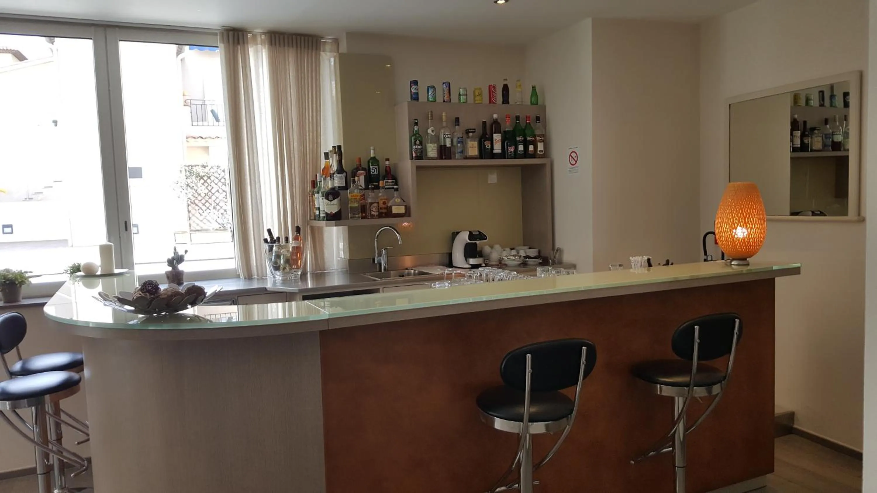 Lounge or bar in Hôtel Frisia, Beaulieu-sur-Mer