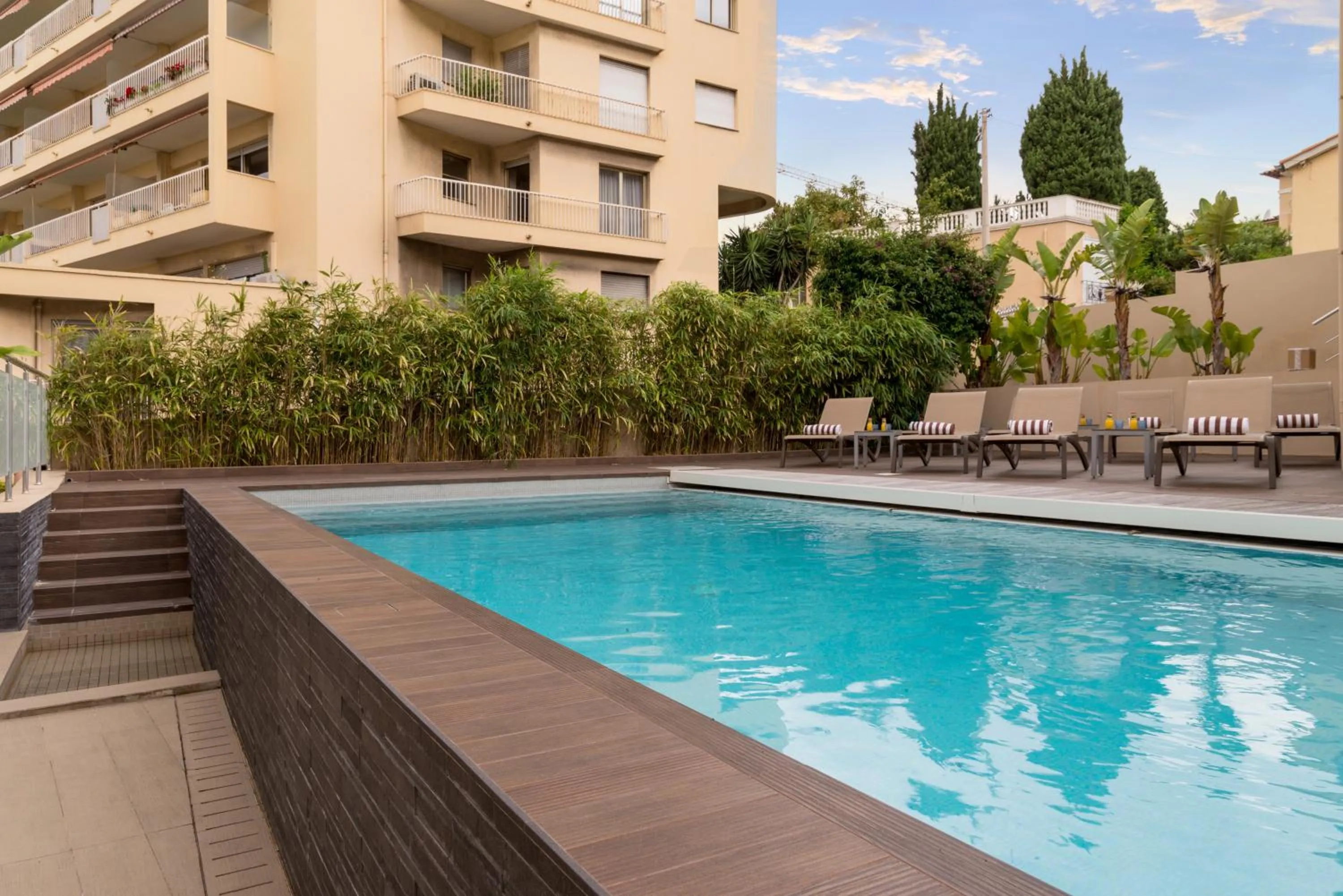 Swimming pool in Hôtel Frisia, Beaulieu-sur-Mer