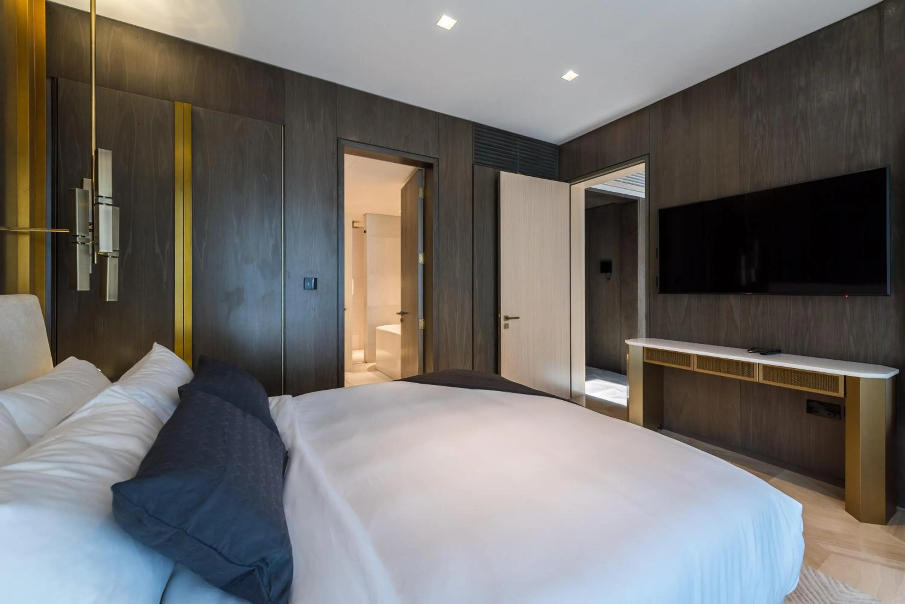 Bed in EDEN'S Homes & Villas - FIVE Palm Residences