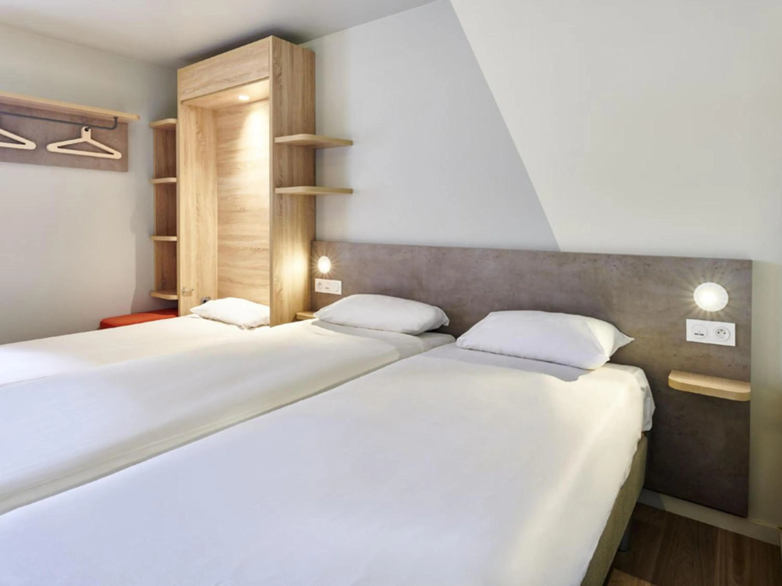 Bedroom, Bed in ibis budget Bayonne