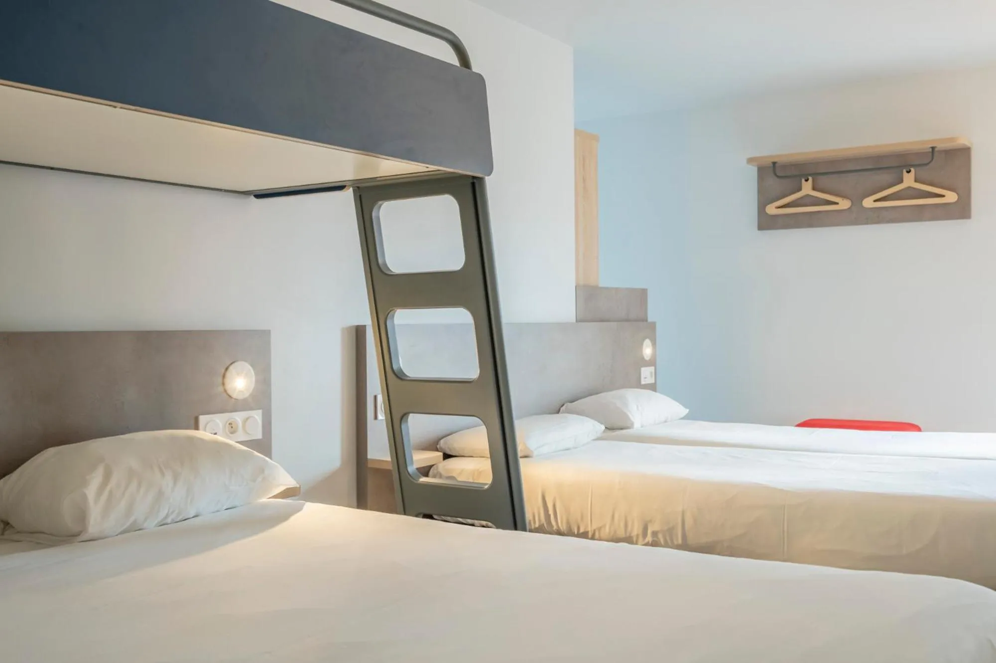 Photo of the whole room, Bed in ibis budget Bayonne