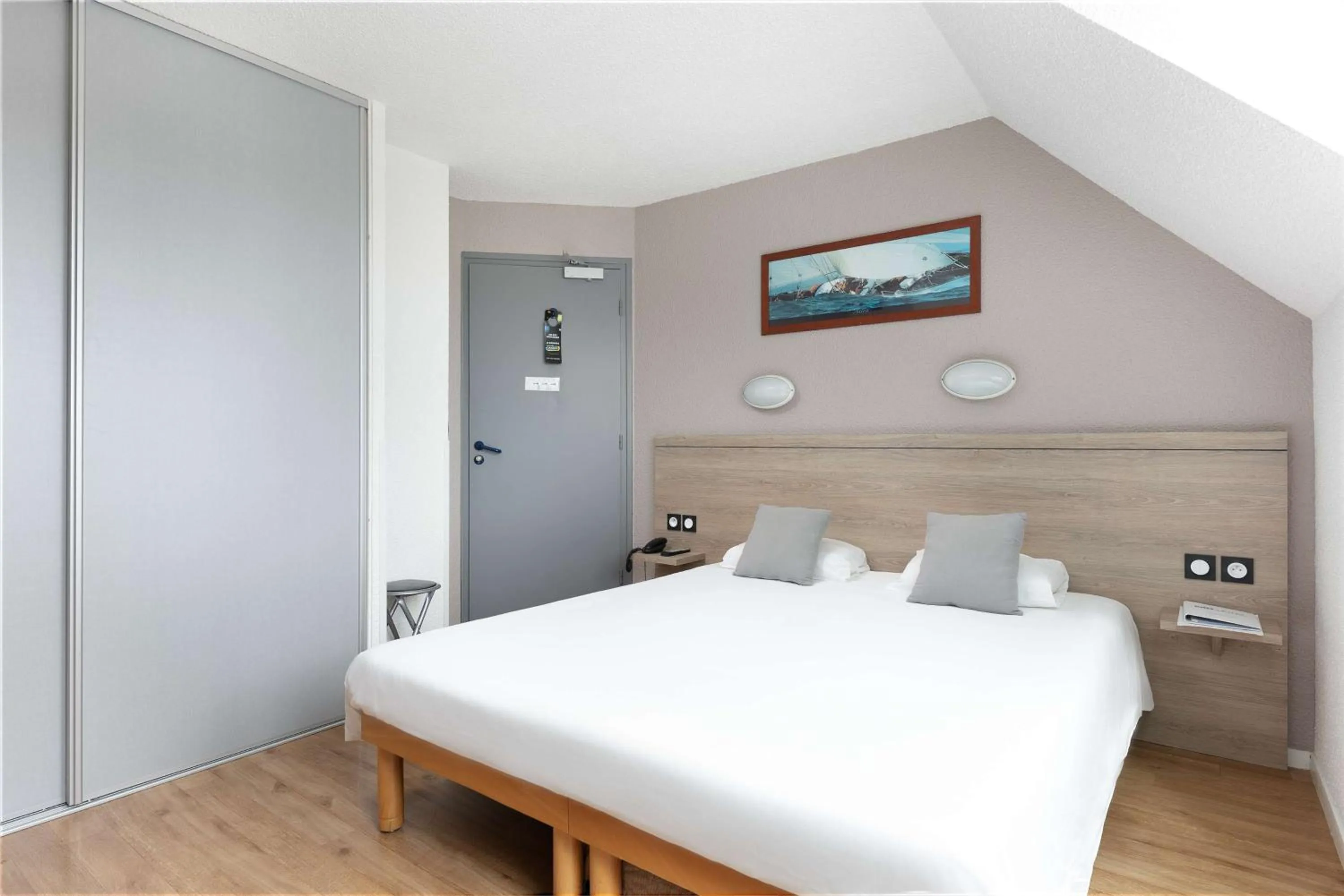 Bedroom, Bed in Brit Hotel Iroise Brest