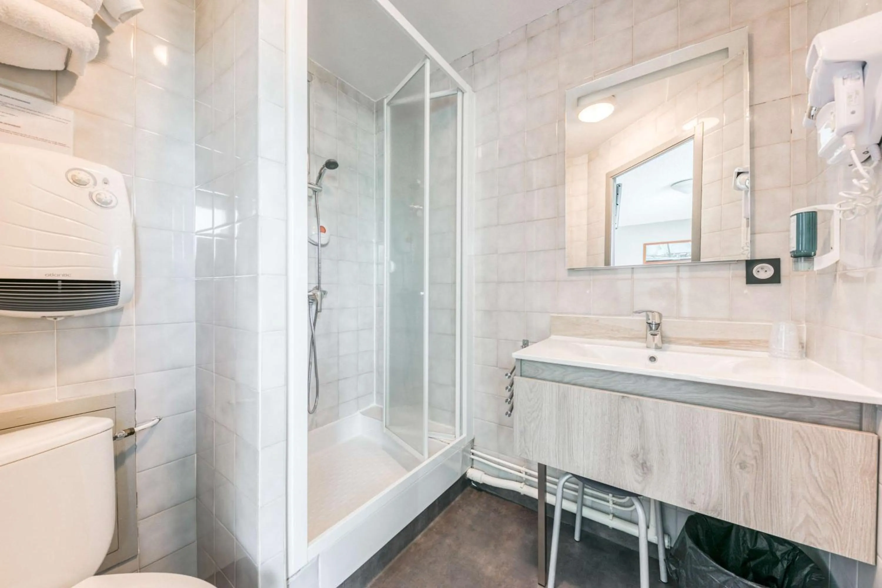 Bathroom in Brit Hotel Iroise Brest