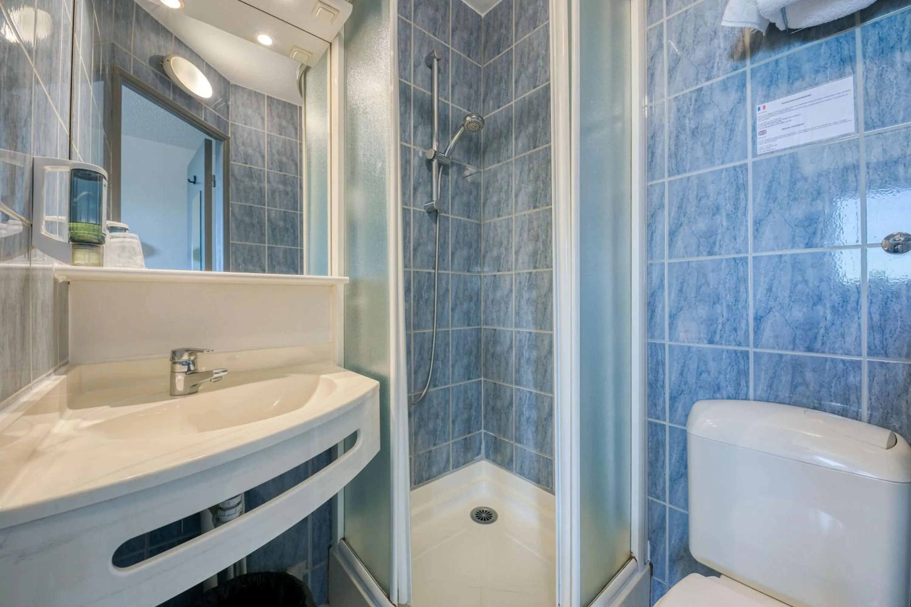 Bathroom in Brit Hotel Iroise Brest