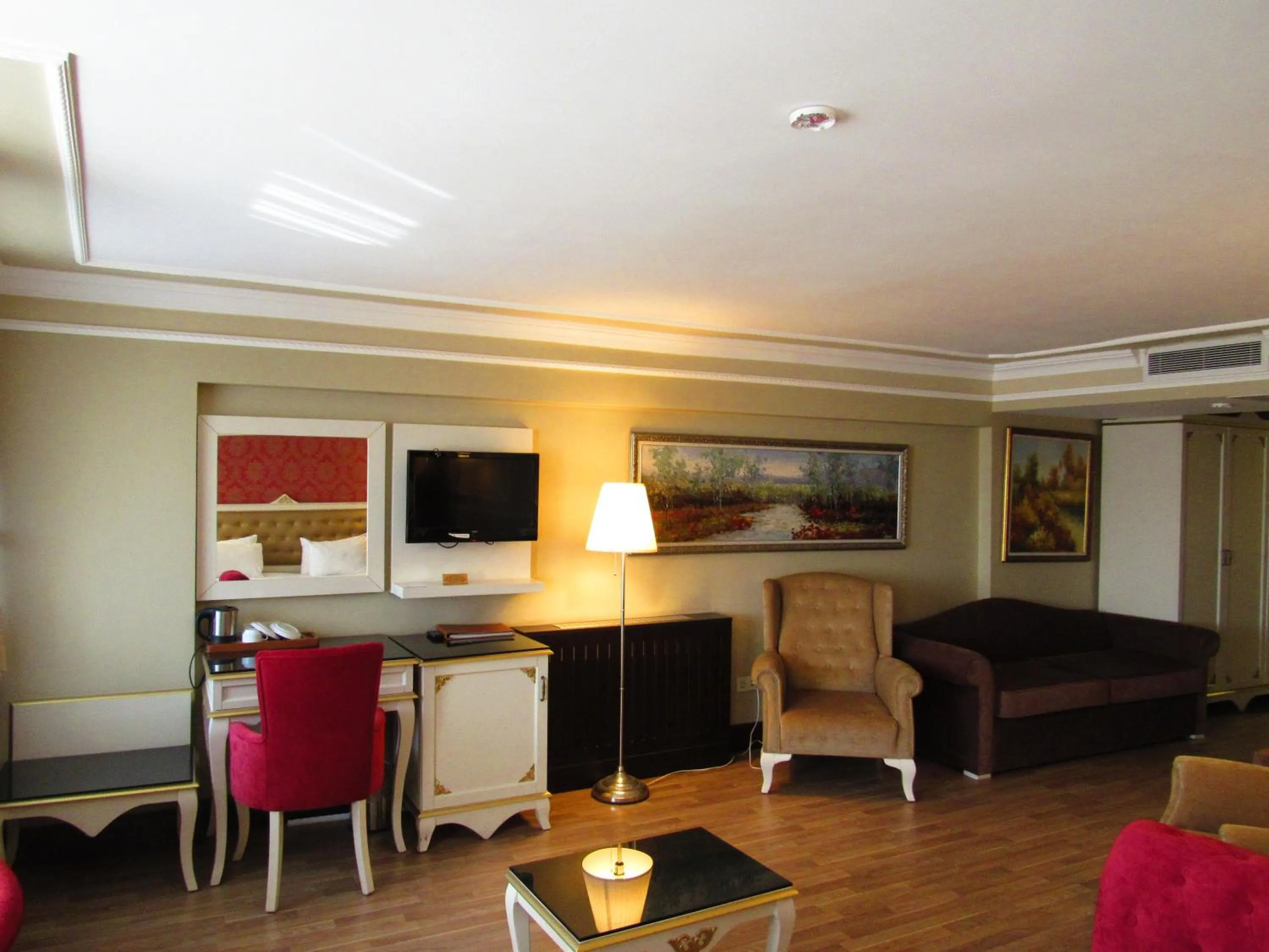 Photo of the whole room in Kadikoy Park Suites