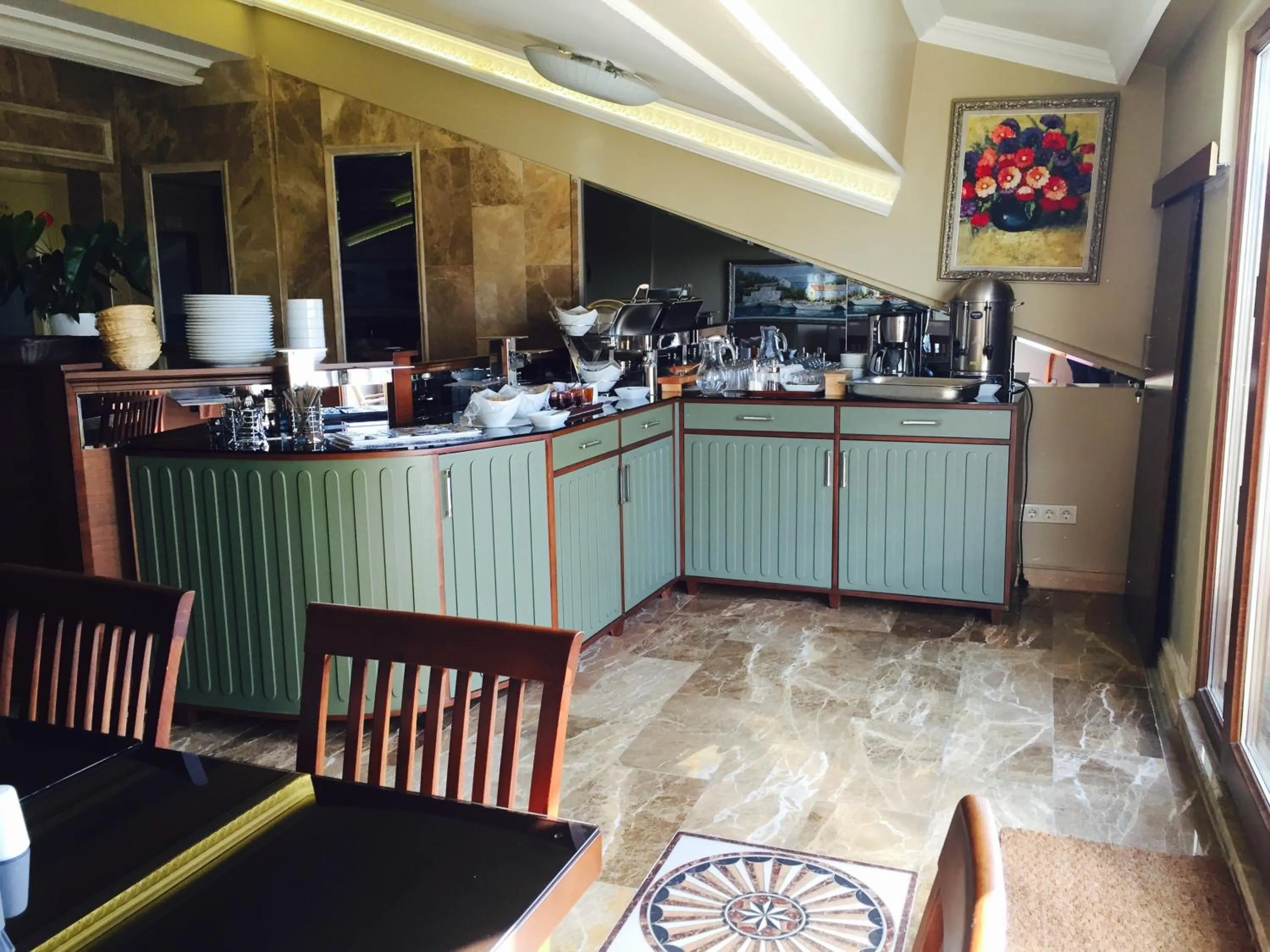 Restaurant/places to eat in Kadikoy Park Suites