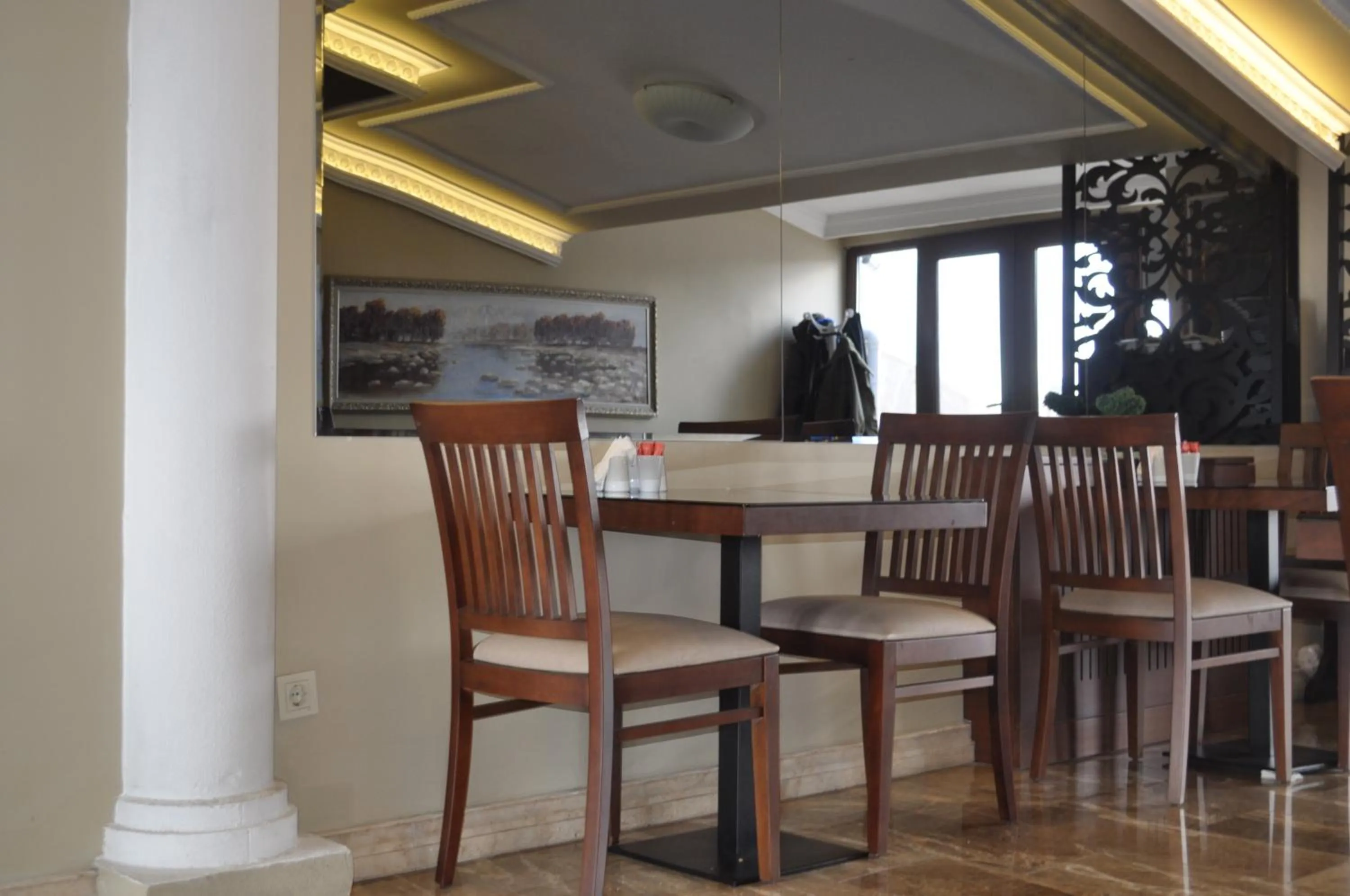 Restaurant/places to eat in Kadikoy Park Suites