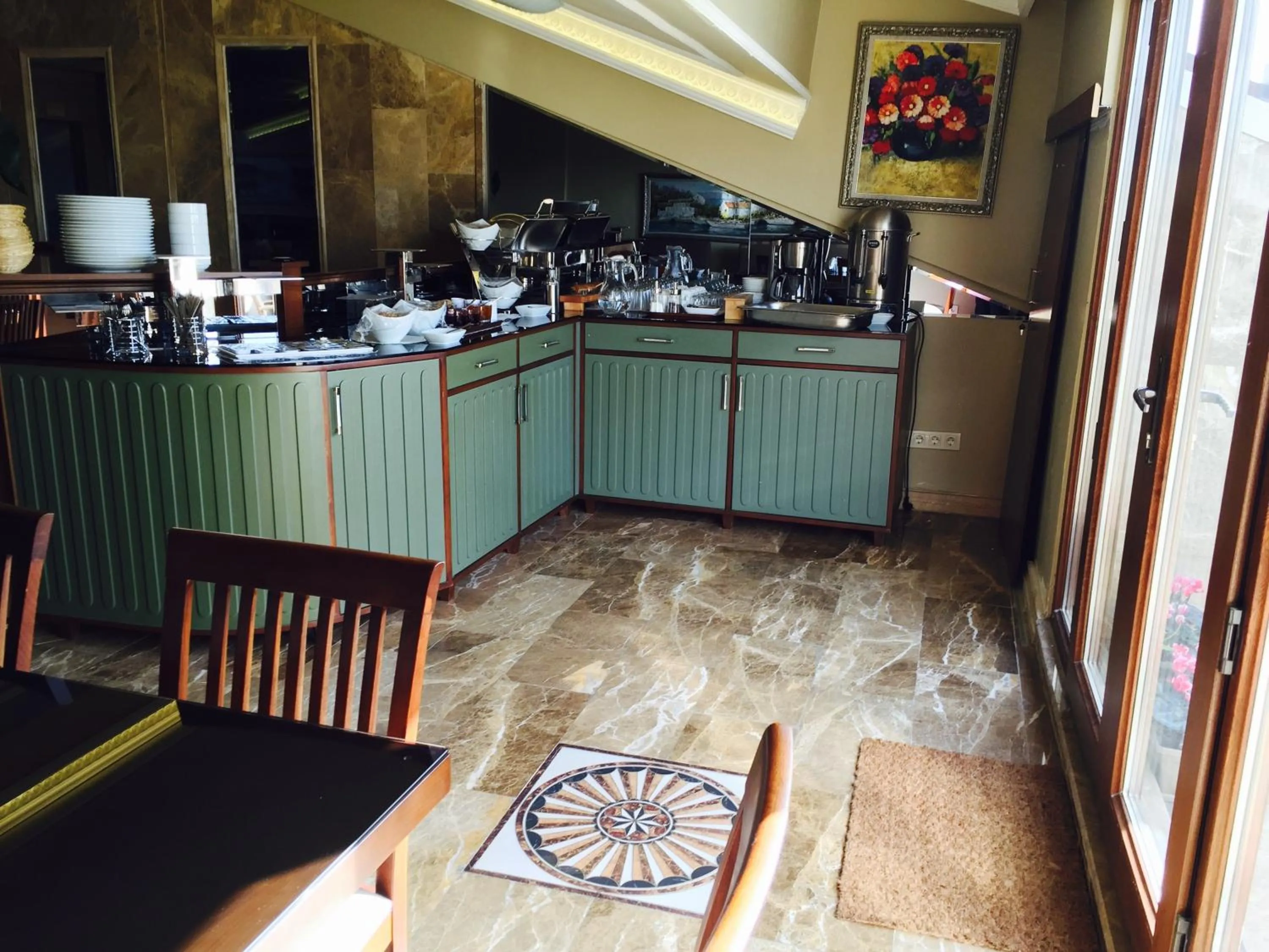 Restaurant/places to eat in Kadikoy Park Suites