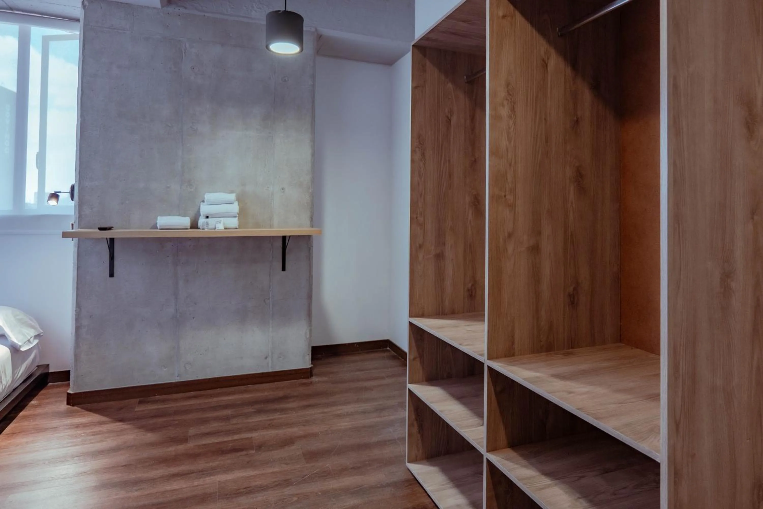 wardrobe, Bed in Spotty Bogotá Centro