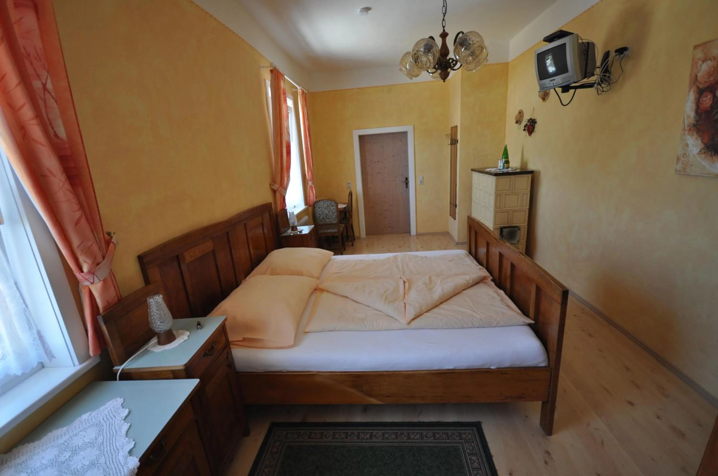 Photo of the whole room, Bed in Gasthof Zum Kramer