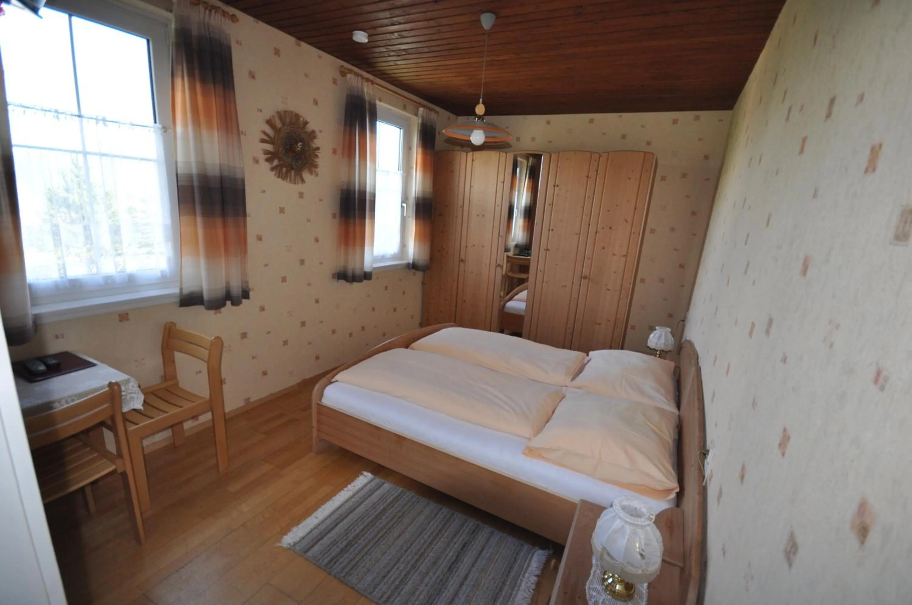 Photo of the whole room, Bed in Gasthof Zum Kramer