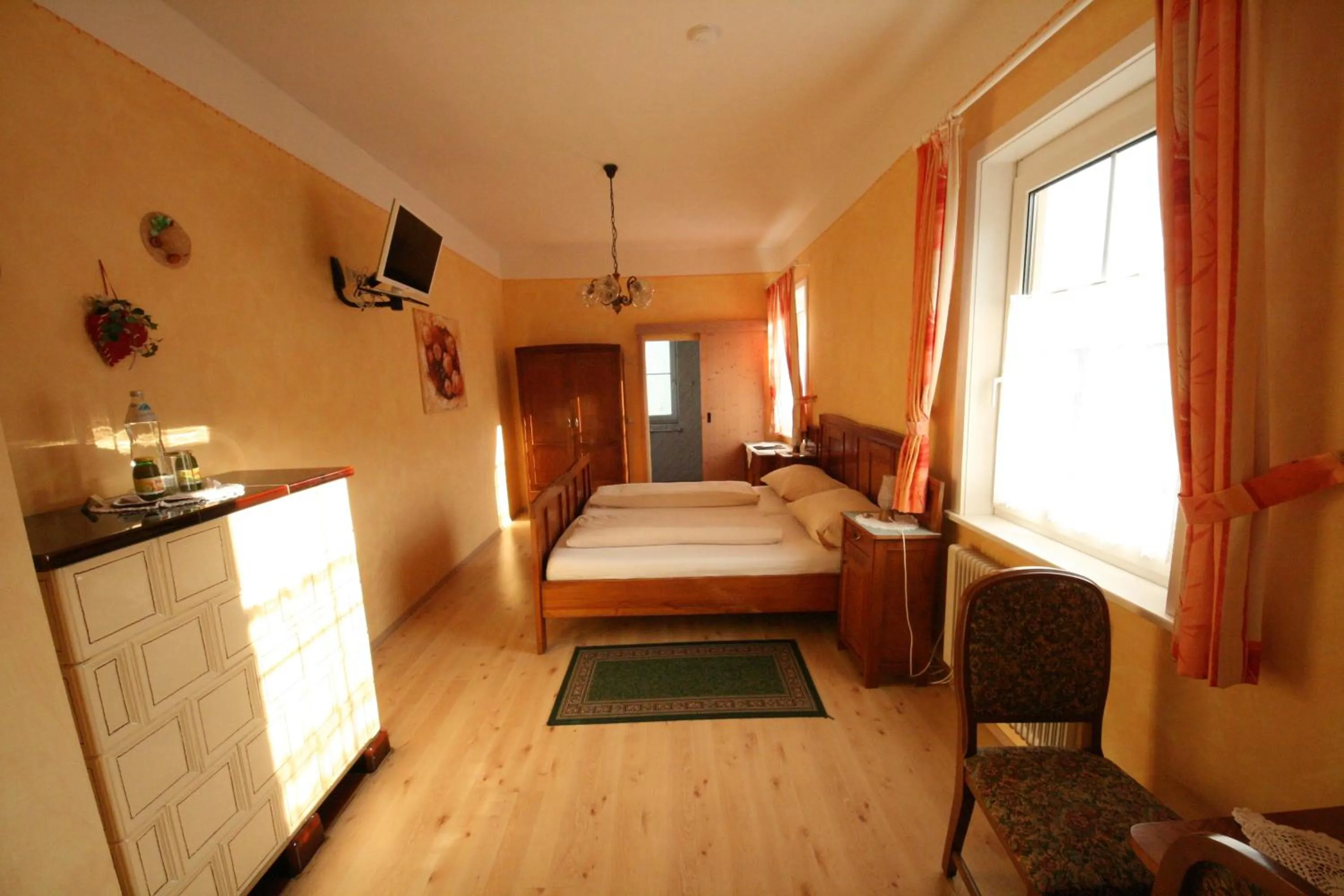 Photo of the whole room, Bed in Gasthof Zum Kramer