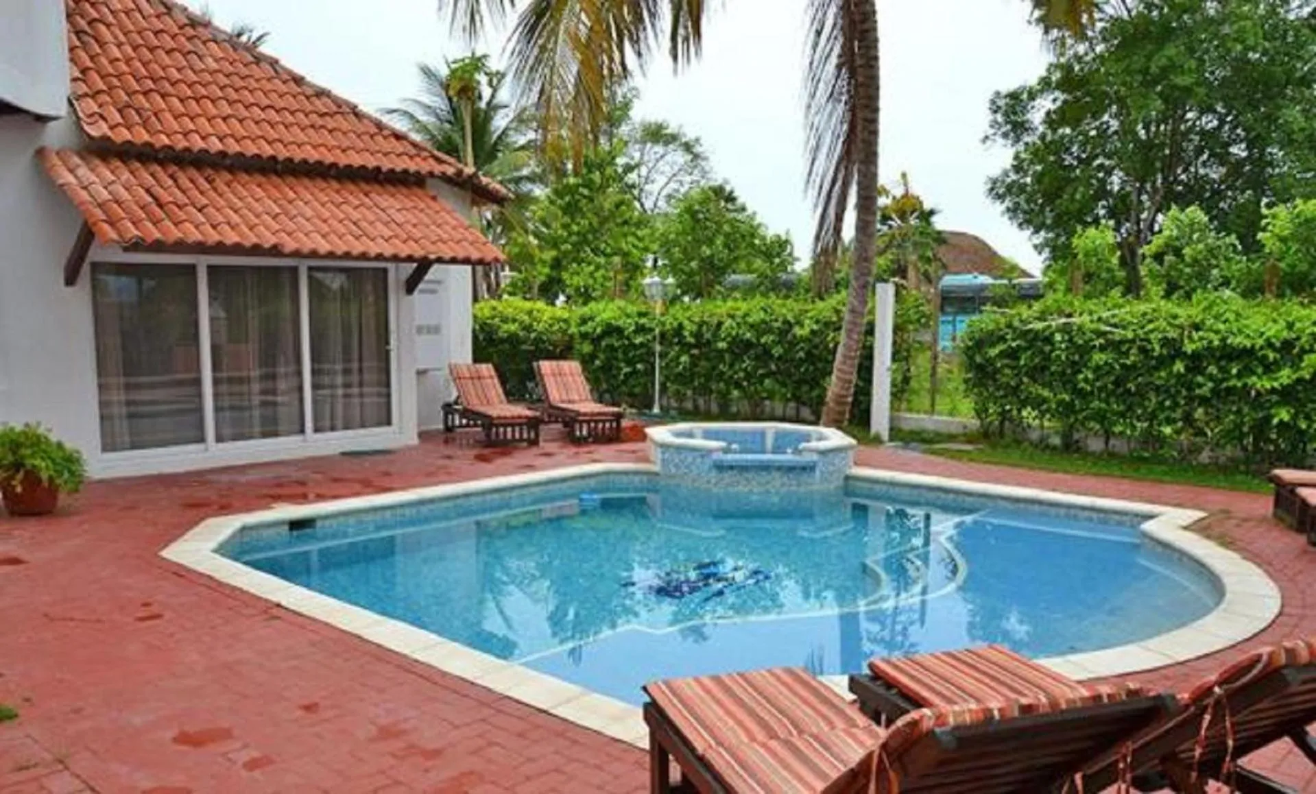 Five-Bedroom House in Condominio Atlantis