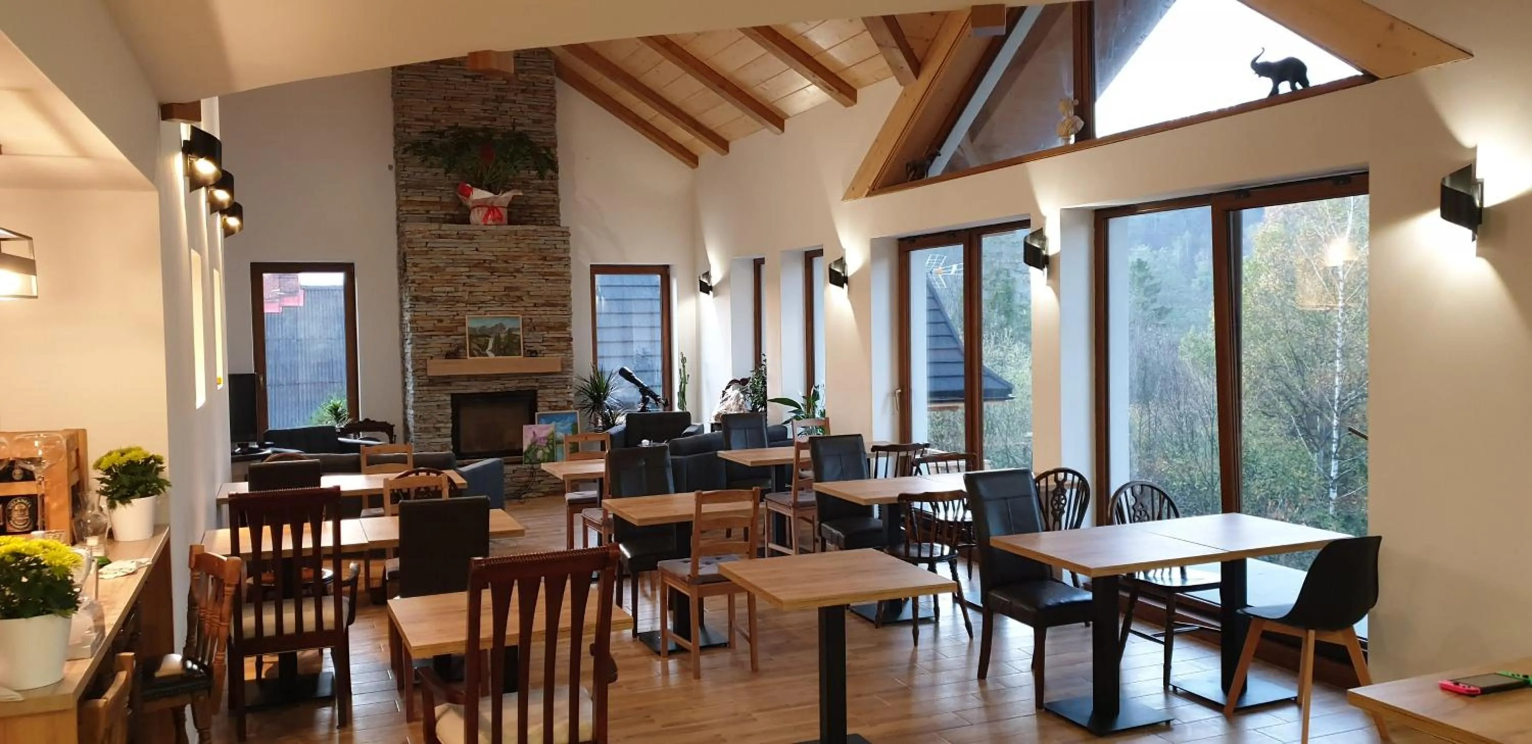 Restaurant/places to eat in Rezydencja Barrettski