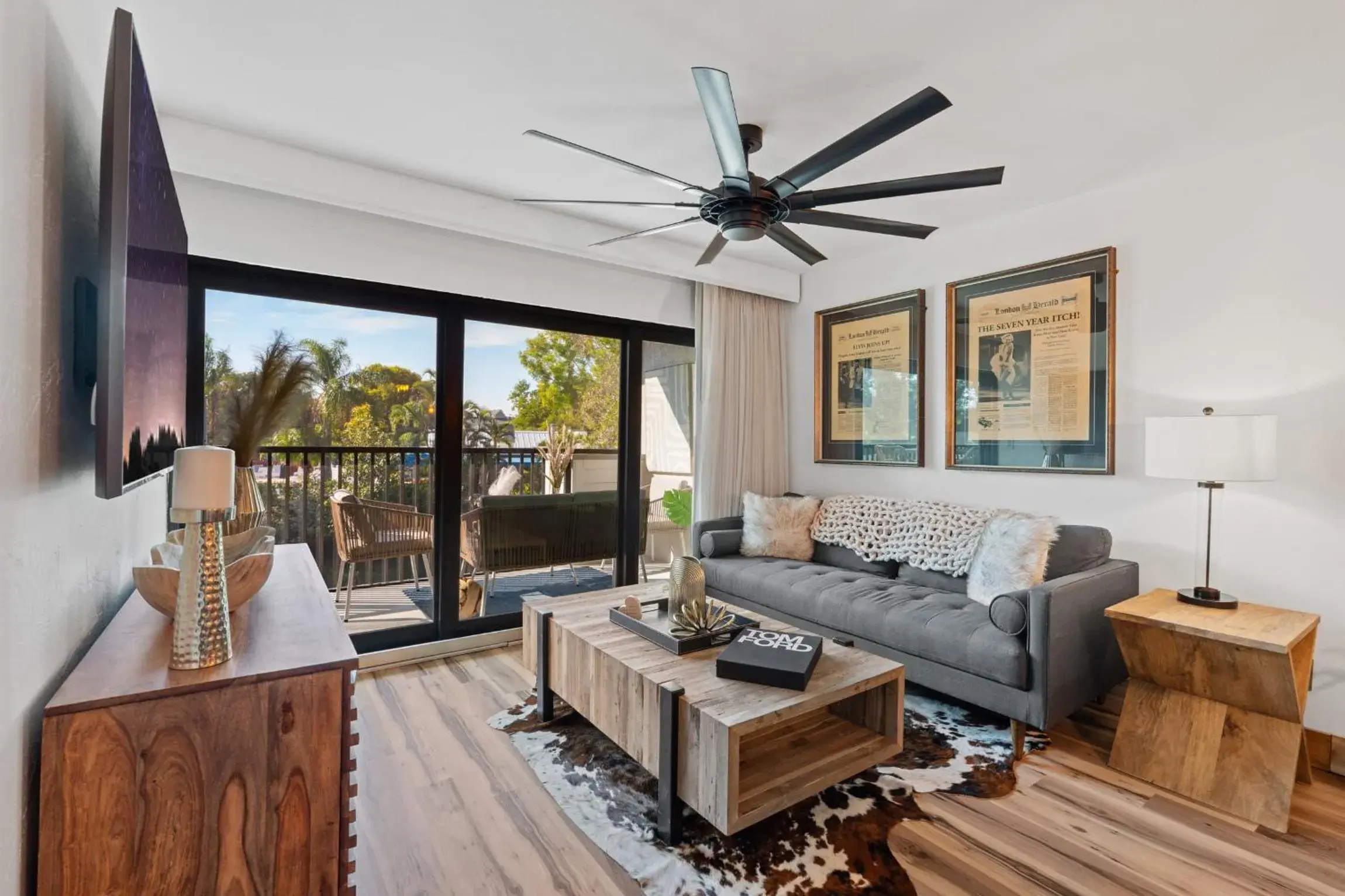 Living room in Park Shore Resort by Mike Z Rentals Living room in Park Shore Resort by Mike Z Rentals