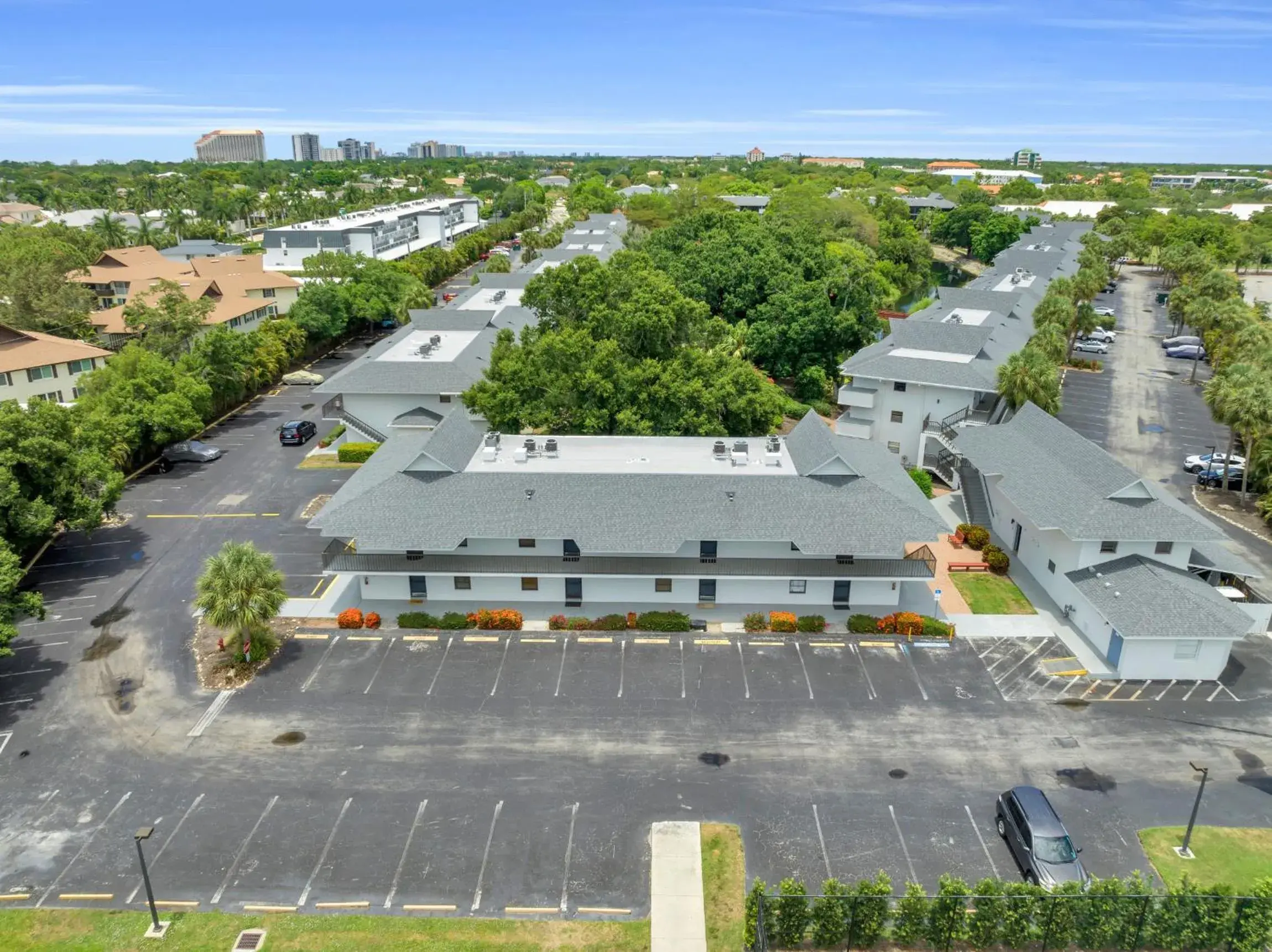 Property building in Park Shore Resort by Mike Z Rentals Property building in Park Shore Resort by Mike Z Rentals