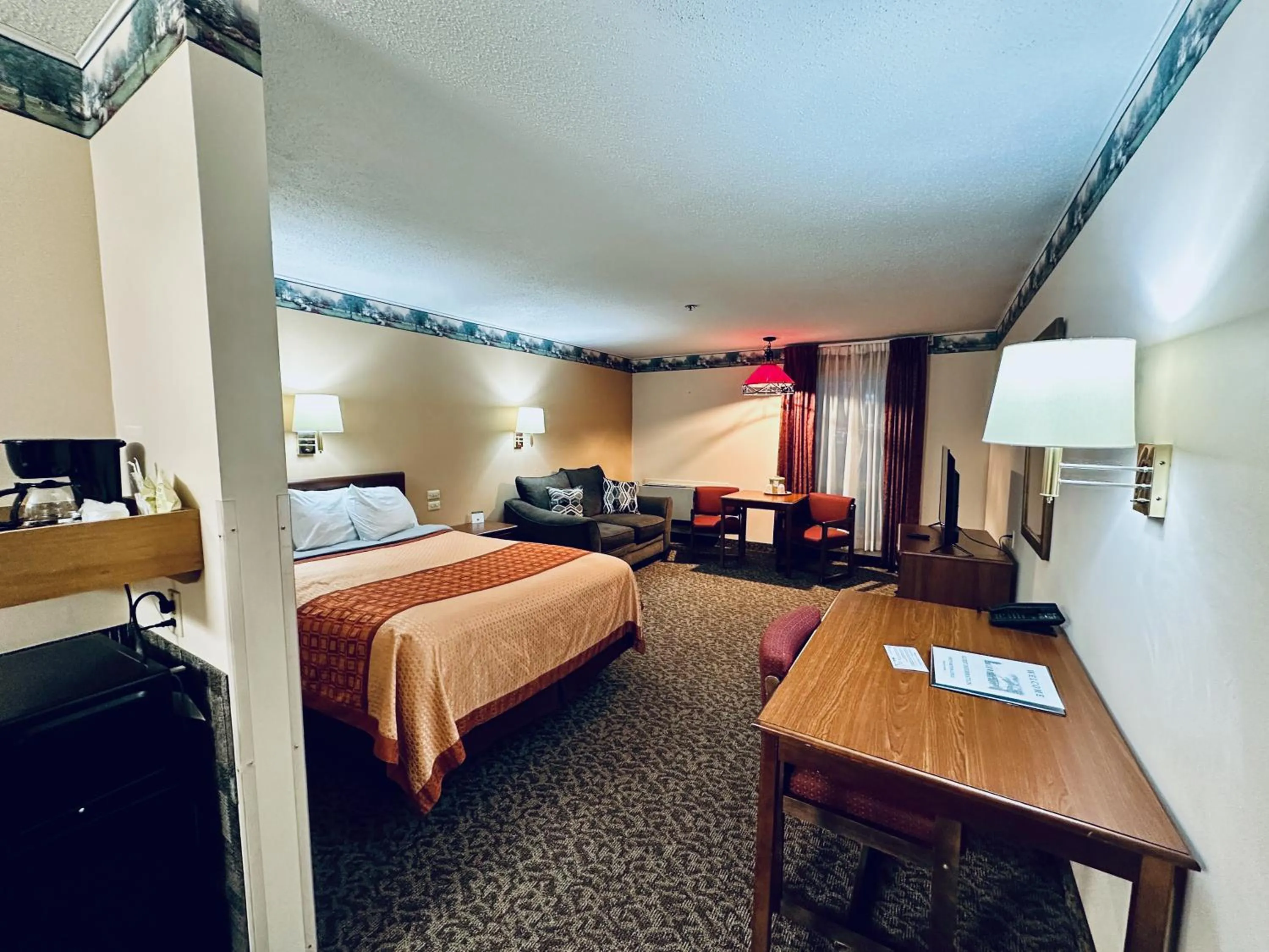 Photo of the whole room, Bed in Ivey's Motor Lodge