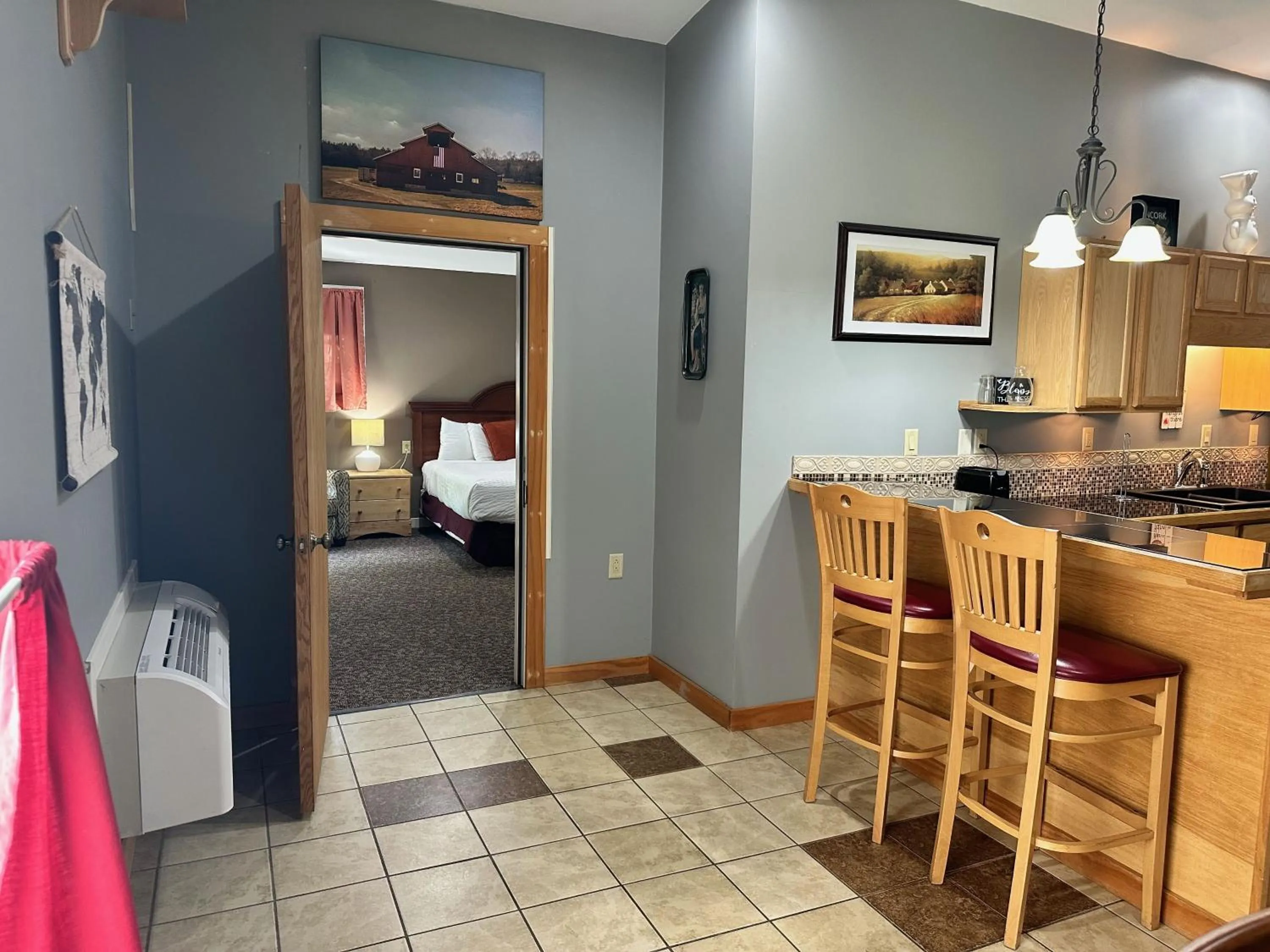 Dining area, Bed in Ivey's Motor Lodge