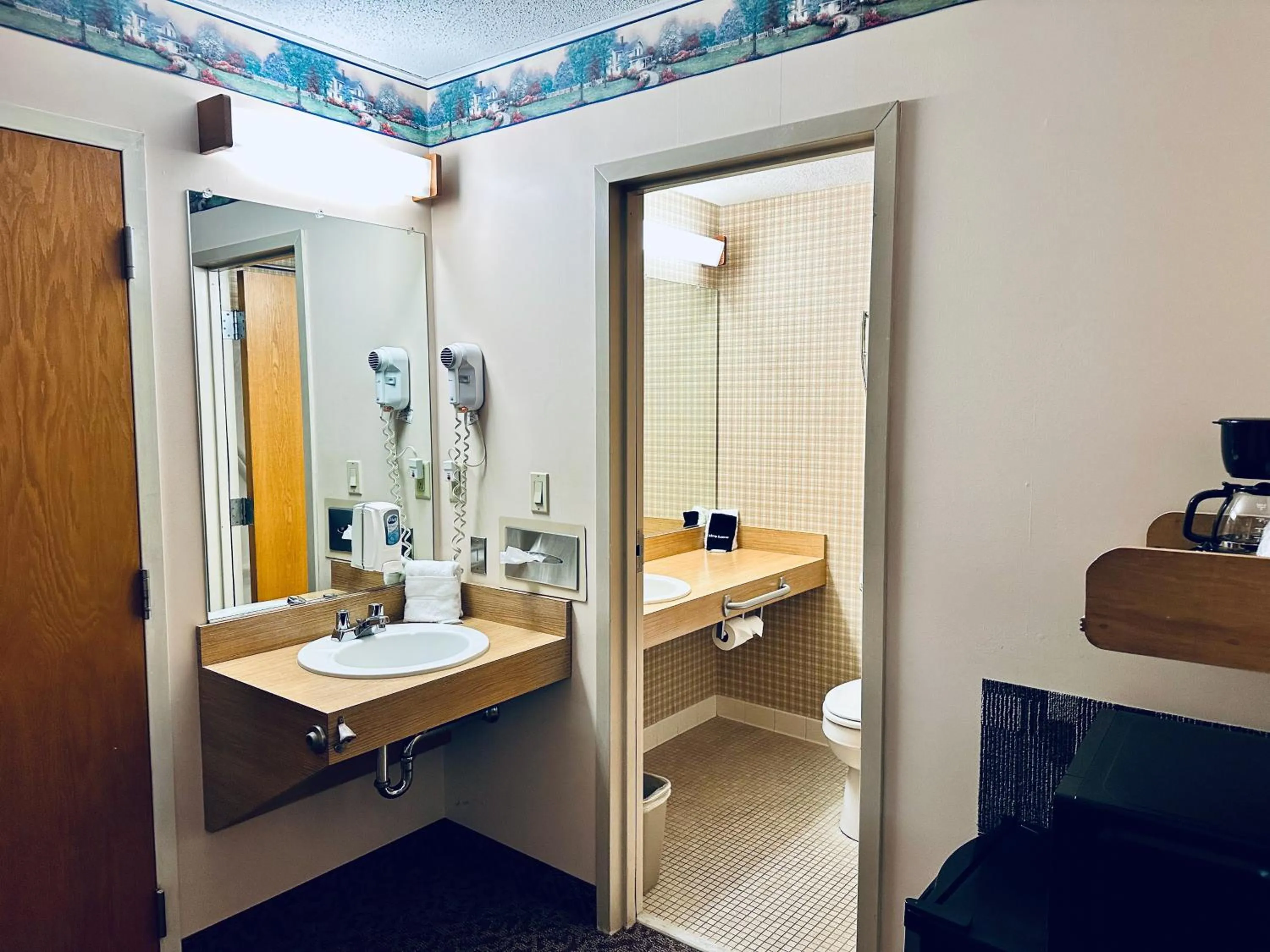 Bathroom in Ivey's Motor Lodge