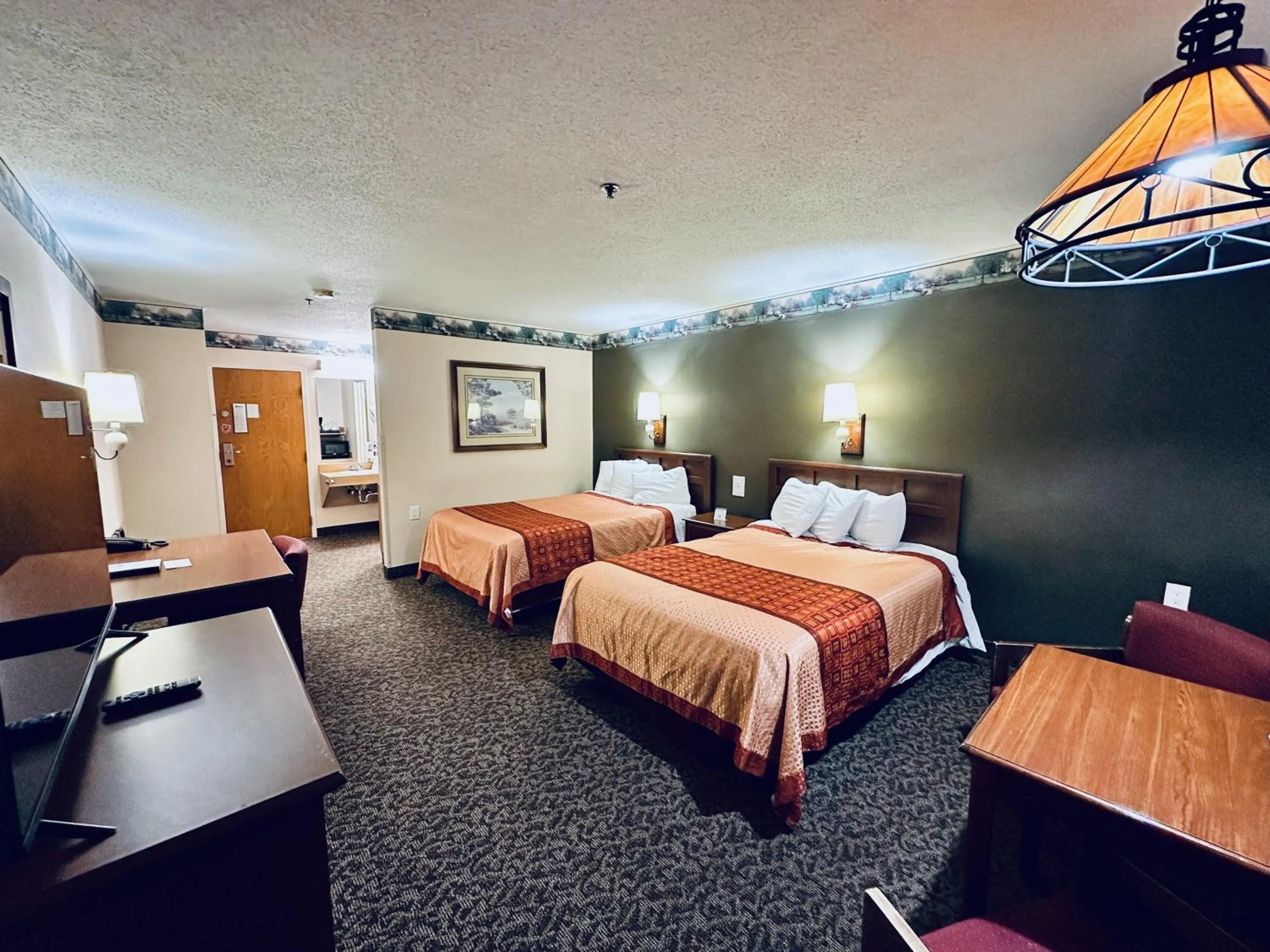 Photo of the whole room, Bed in Ivey's Motor Lodge