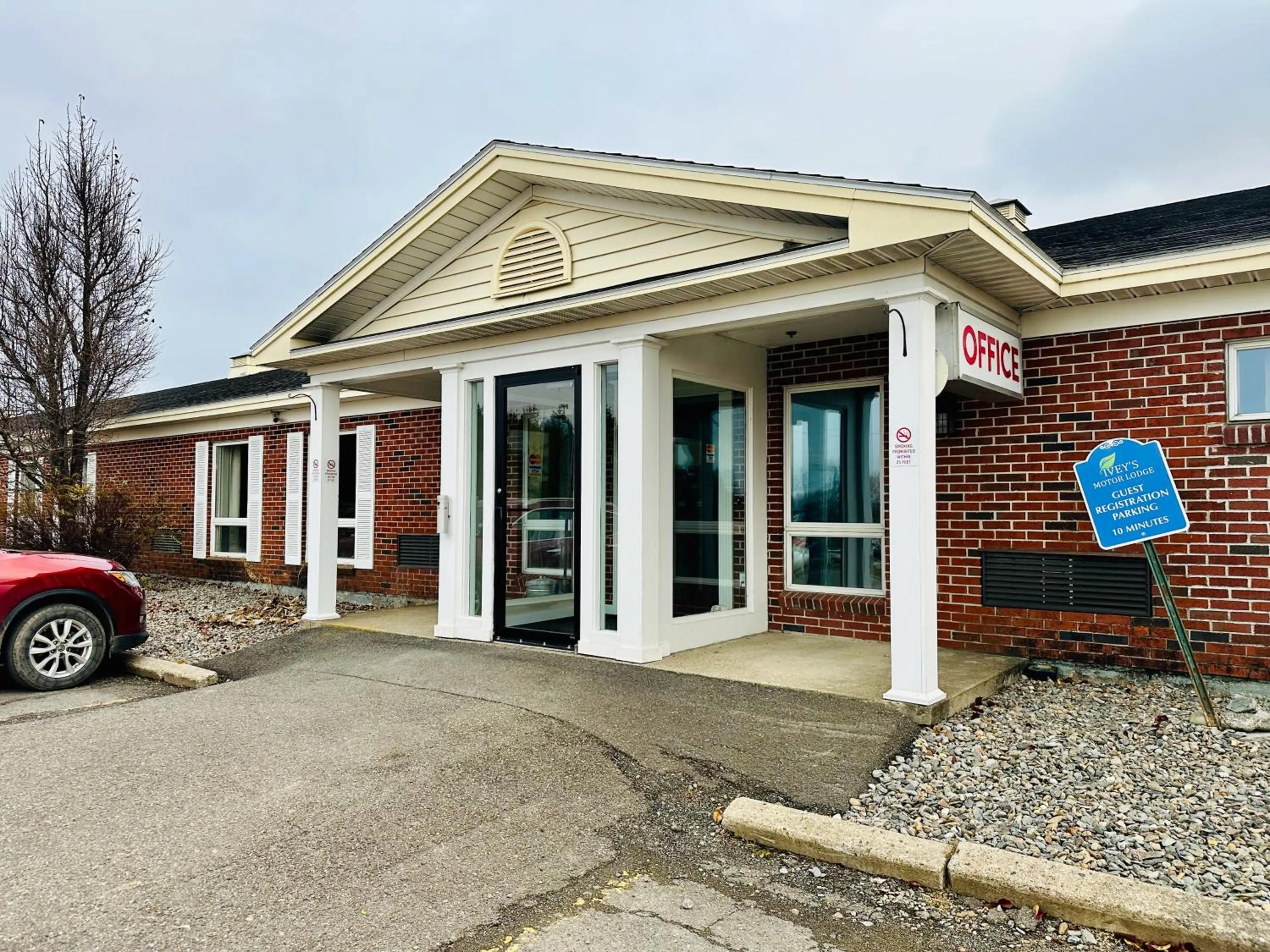 Facade/entrance in Ivey's Motor Lodge