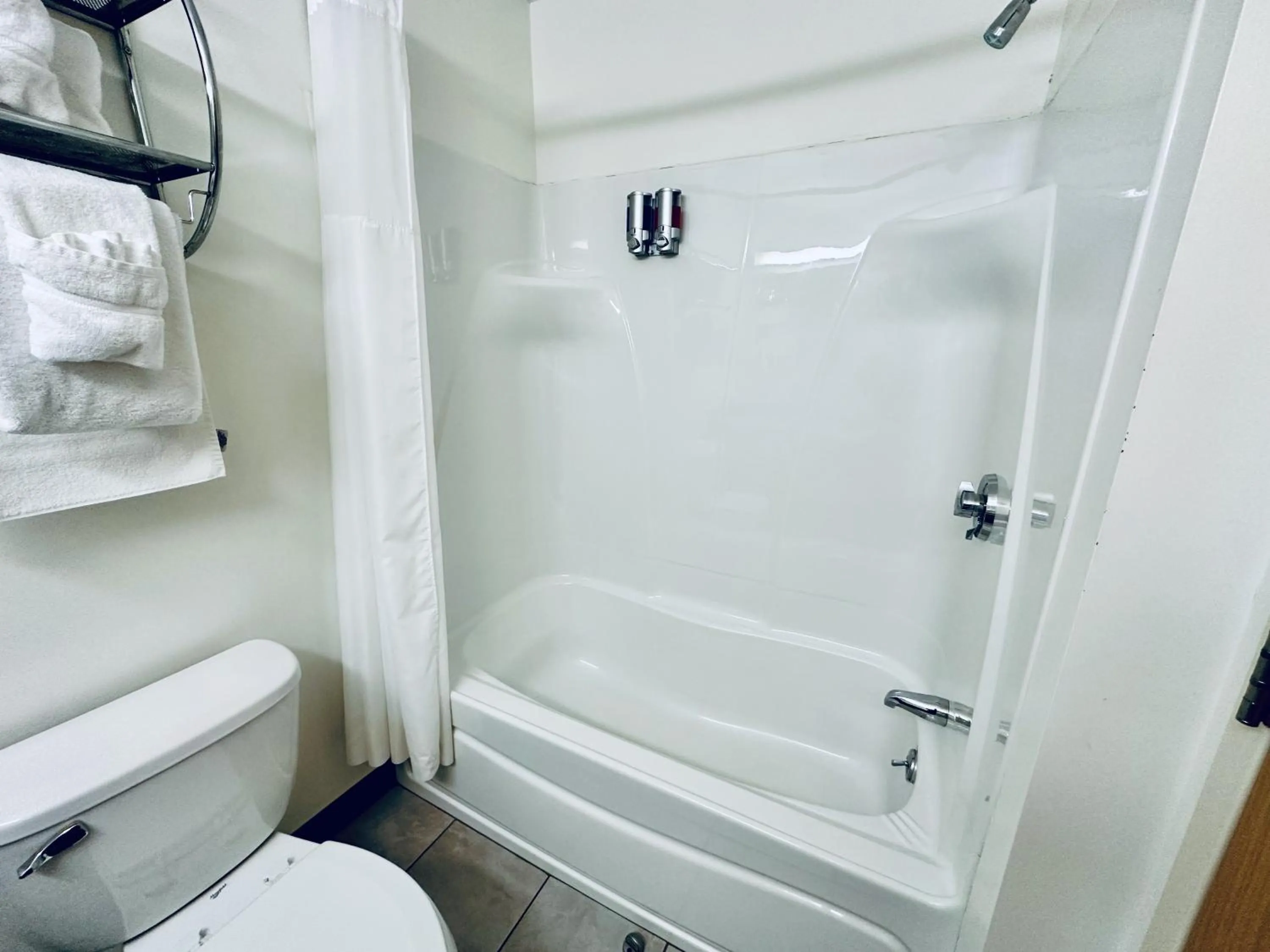 Bath in Ivey's Motor Lodge