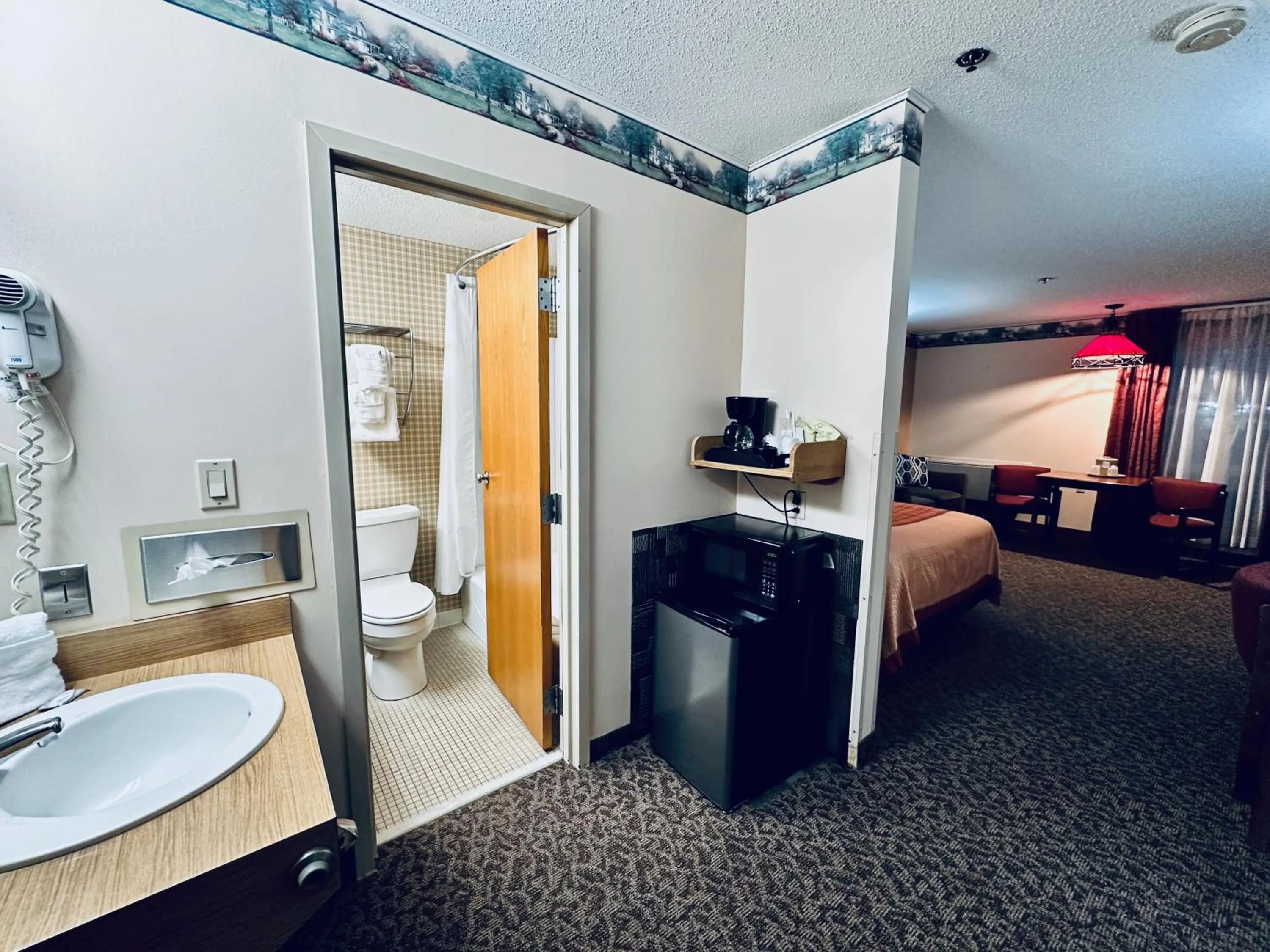 Bathroom, Bed in Ivey's Motor Lodge