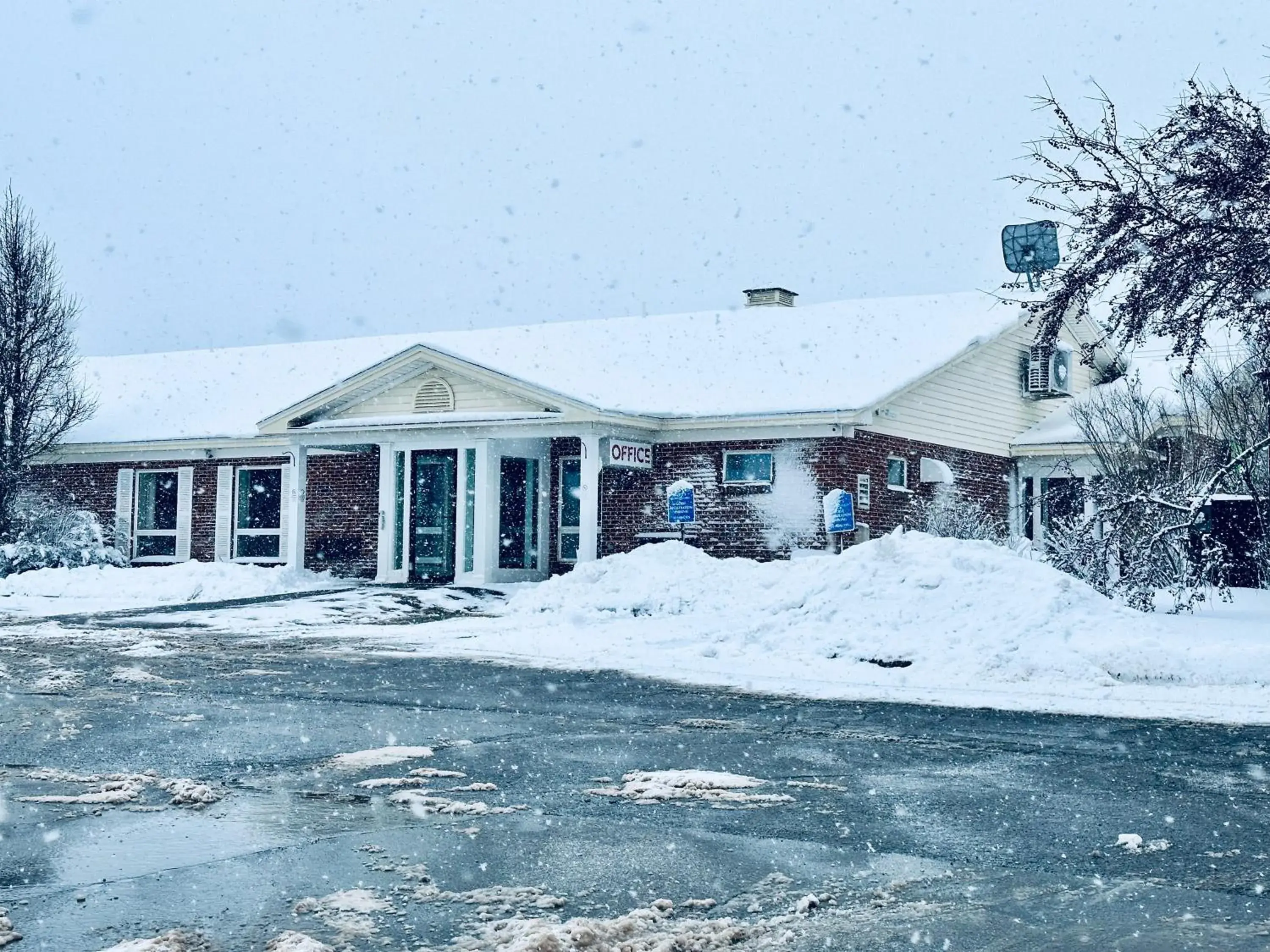 Facade/entrance in Ivey's Motor Lodge Facade/entrance in Ivey's Motor Lodge