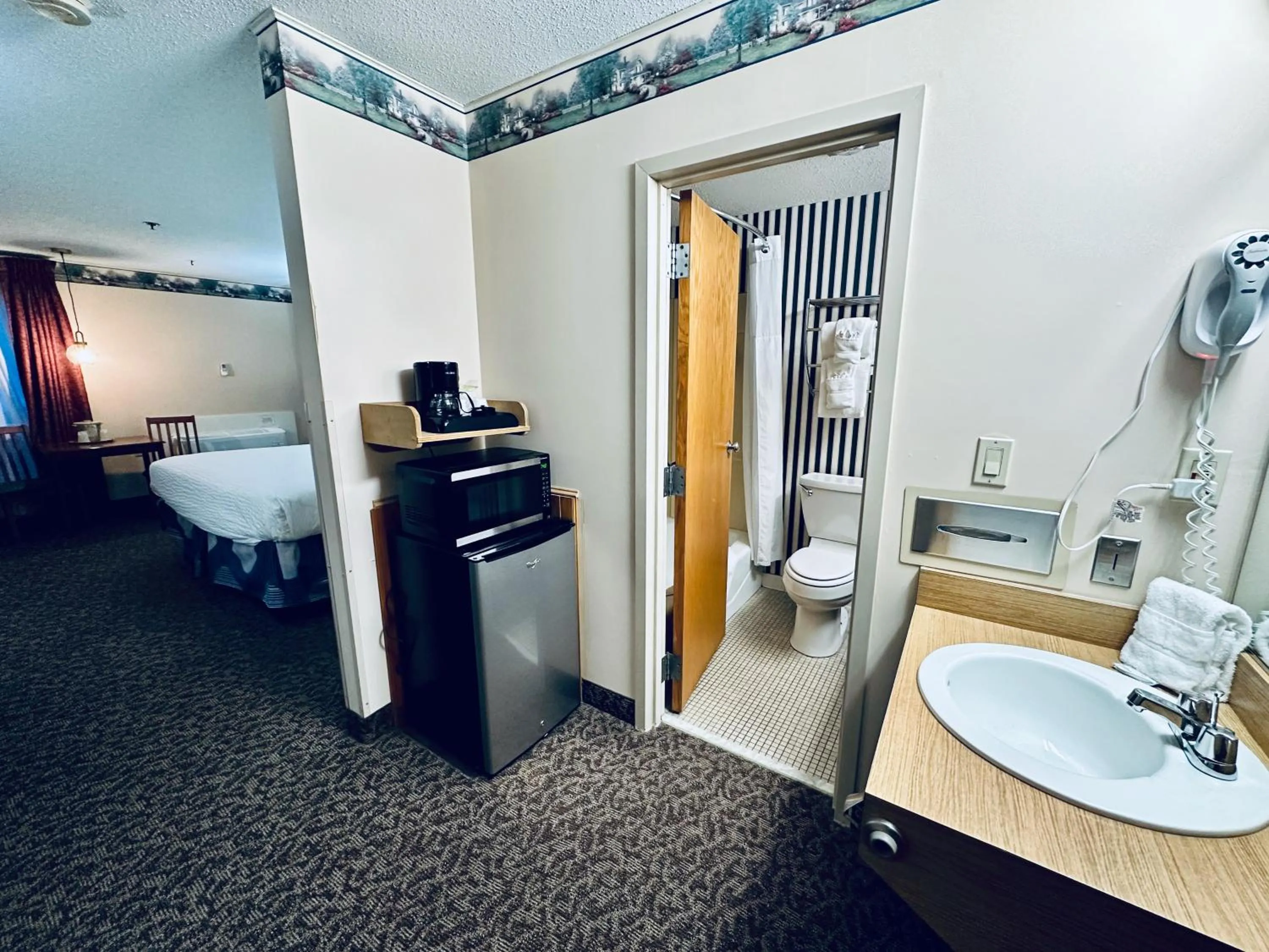 Bathroom, Bed in Ivey's Motor Lodge