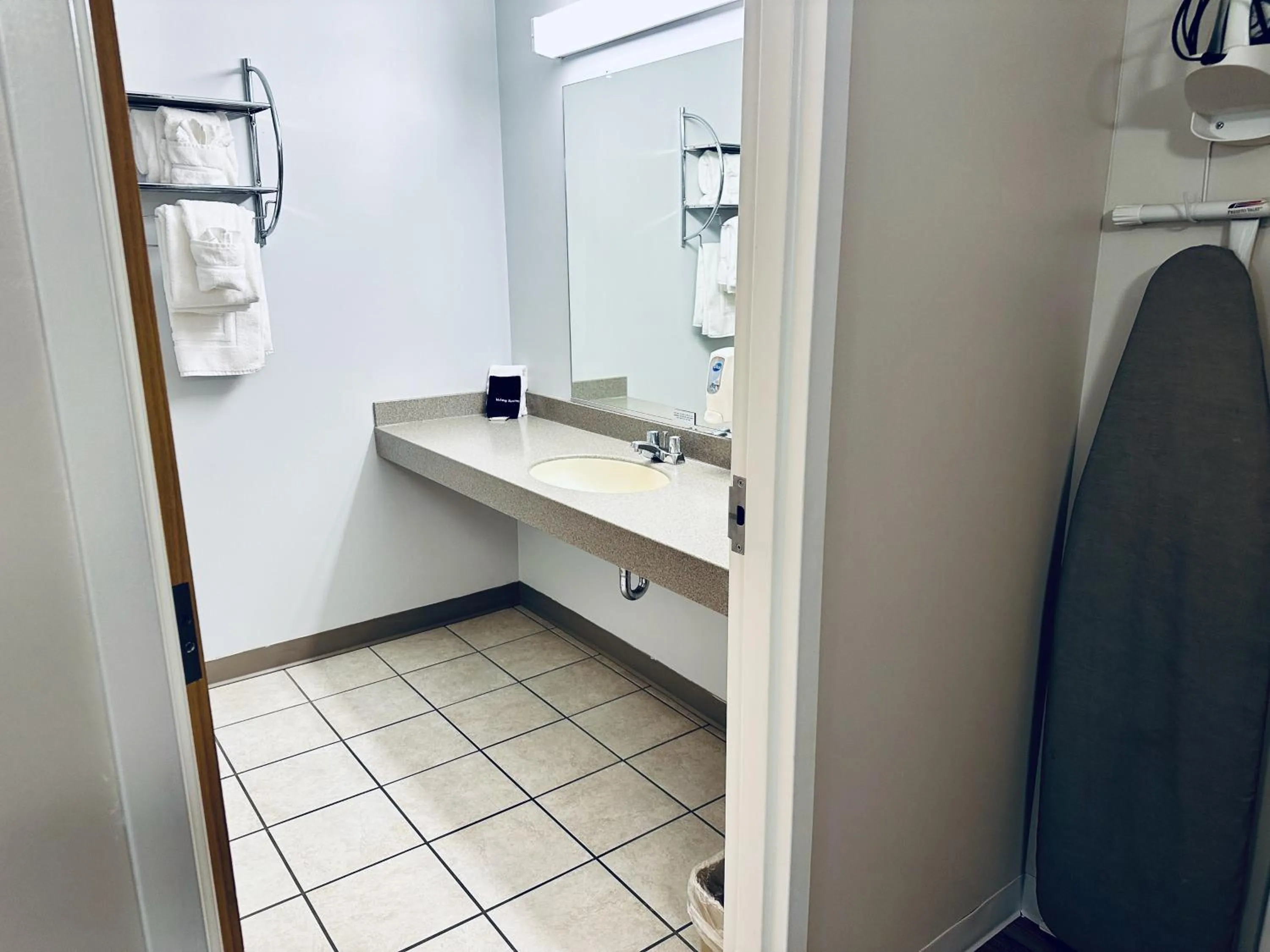 Bathroom in Ivey's Motor Lodge