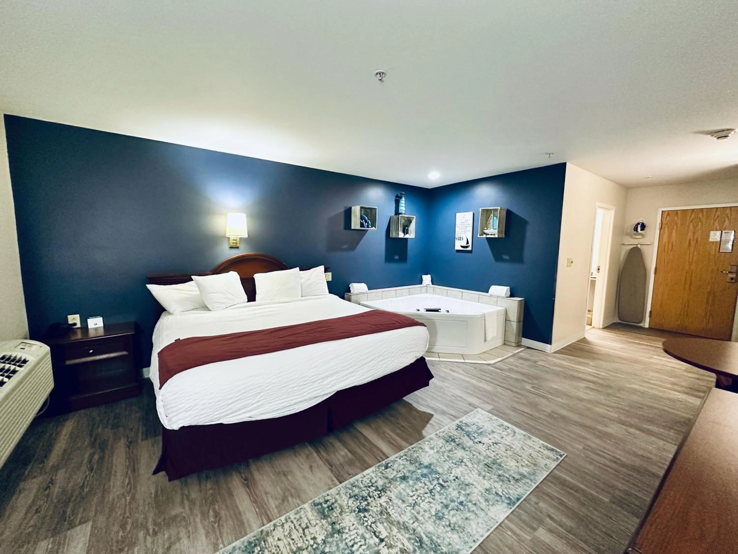 Photo of the whole room, Bed in Ivey's Motor Lodge